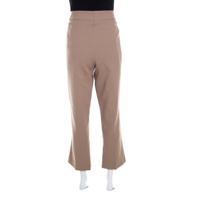 This pair of brown pants from Escada will effortlessly add a smart touch to your formal ensemble. These cotton blend trousers flaunt a cropped length and additionally, features a button closure and belt loops at the waistline.

Includes: The Luxury