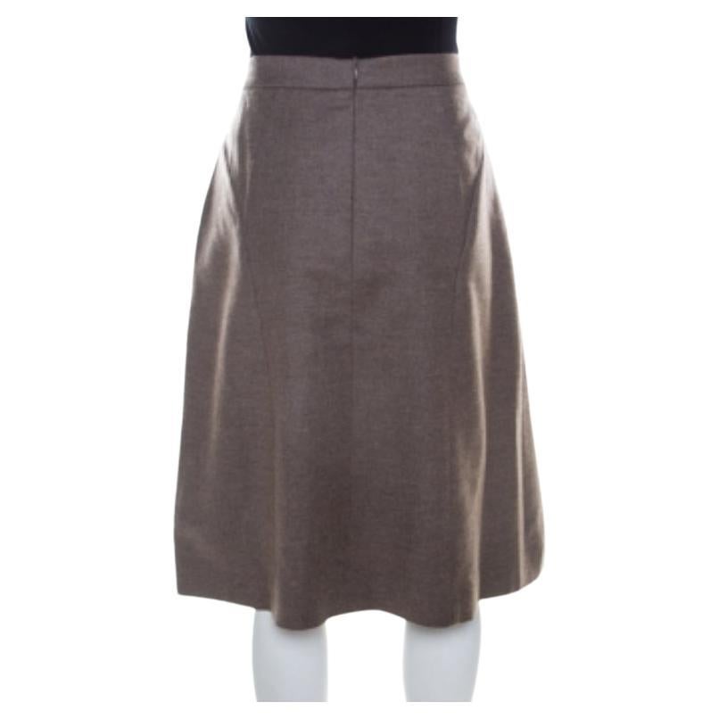 Abbina questa gonna formale dalla linea ad A con una camicetta scura aderente e delle calzature abbinate e crea un look straordinario! Realizzato in lana e cashmere, offre un fascino sofisticato e affascinante. Disegnato da Escada, è perfetto nel