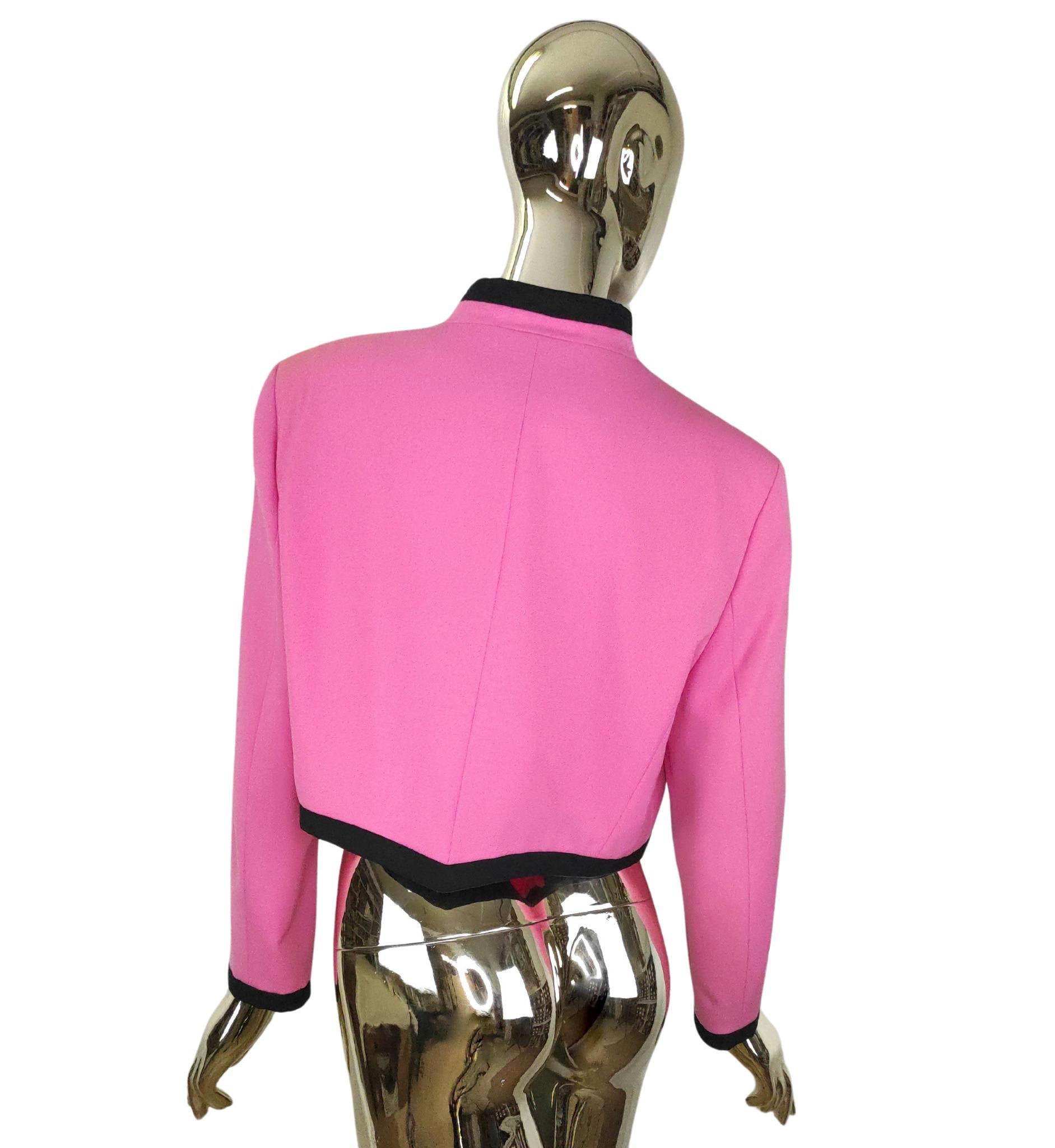 Escada cropped pink blazer
Wool
No closure
Lined

Marked size 42 FR
Measurements:
shoulders 45.5 cm - 18 in
bust 111.5 cm - 44 in
waist 101, 5 cm - 40 in
length 45.5 cm - 18 in

Great conditions
Minor signs of use and age