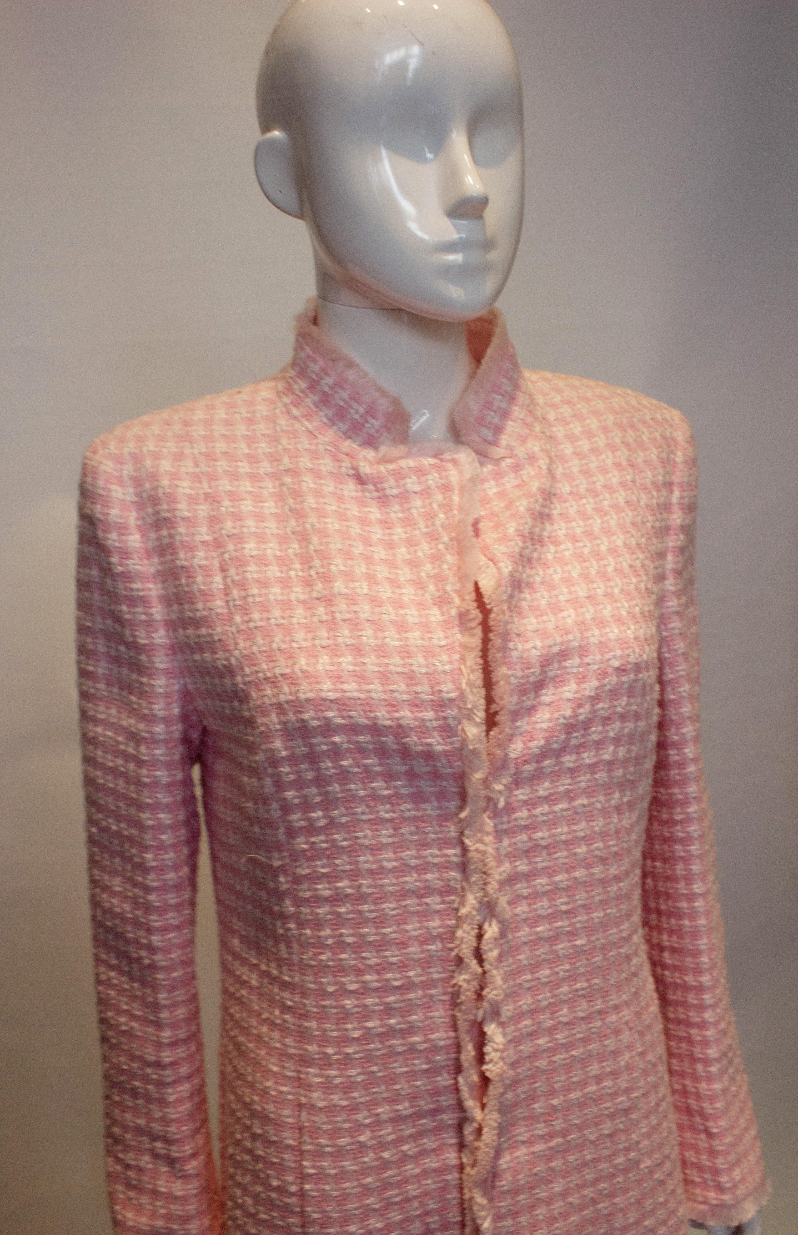 Ein schöner Mantel für den Herbst von Escada. Der Mantel ist aus einem rosa und weißen Stoff mit Seidenfutter. Sie hat einen Knopfverschluss vorne, Fransen an der Vorderseite, am Saum und an den Manschetten sowie eine Tasche auf jeder