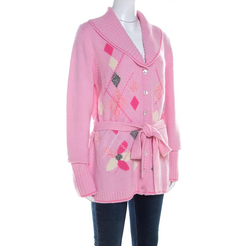 Modishly designed with a minimalist approach, this Escada cardigan features an argyle embroidery all over. This snug cardigan, crafted from cashmere, has a spread collar with long sleeves. It is detailed with a belt at the waistline. Layer this over