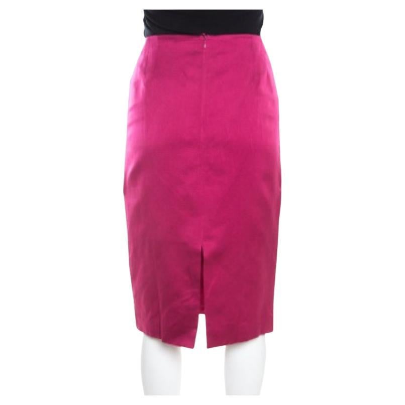 Un bel pezzo rosa per una donna alla moda! Questa gonna a matita, splendidamente realizzata in seta liscia, è firmata Escada. È una creazione perfetta da indossare per le feste in ufficio o anche per le riunioni, tutto ciò che serve è la giusta dose