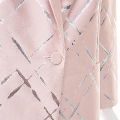 Blazer de ESCADA en rosa y plateado con lurex, diseño abstracto de rayas entrecruzadas y un solo botón, talla IT44 L