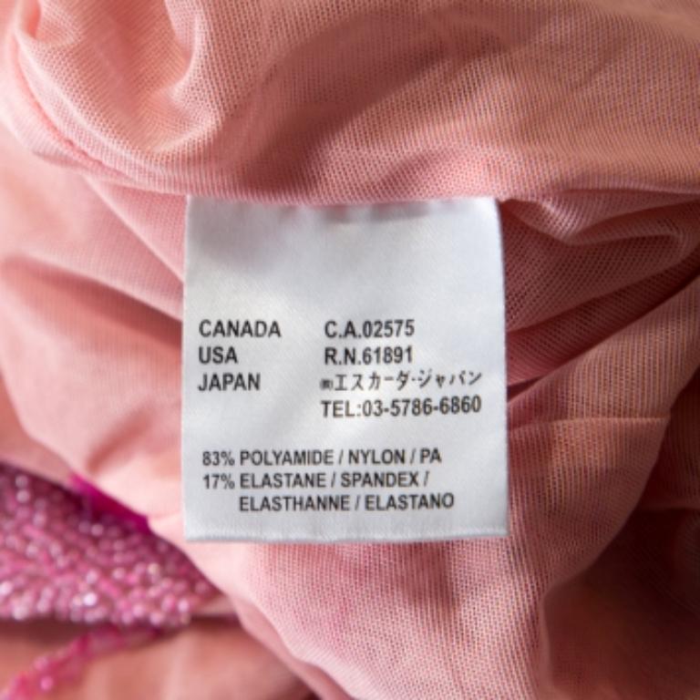 Escada offre una vasta gamma dei migliori stili e questo top ne è la prova. Disegnata in stile off-shoulder, la blusa è impreziosita da cristalli e paillettes su tutta la superficie per un fascino femminile. L'uso del colore rosa lo rende