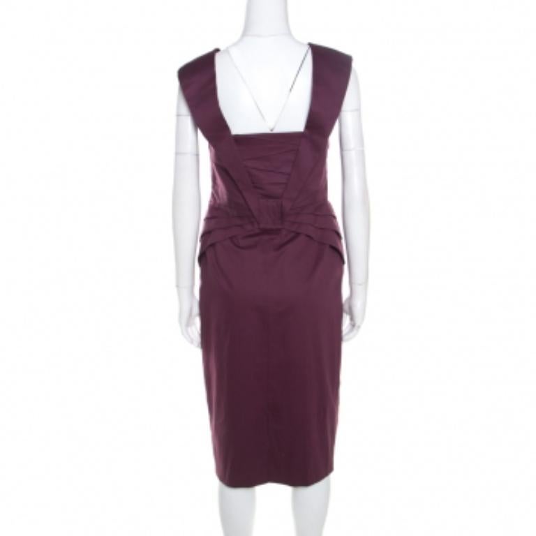 Dieses wunderschöne Kleid von Escada ist ein Muss für jeden Tag, an dem Sie minimalistisch und doch elegant aussehen möchten. Dieses lilafarbene Kleid mit Plissee-Details am Mieder, Reißverschluss und einem Saum, der unterhalb der Knie endet, wird
