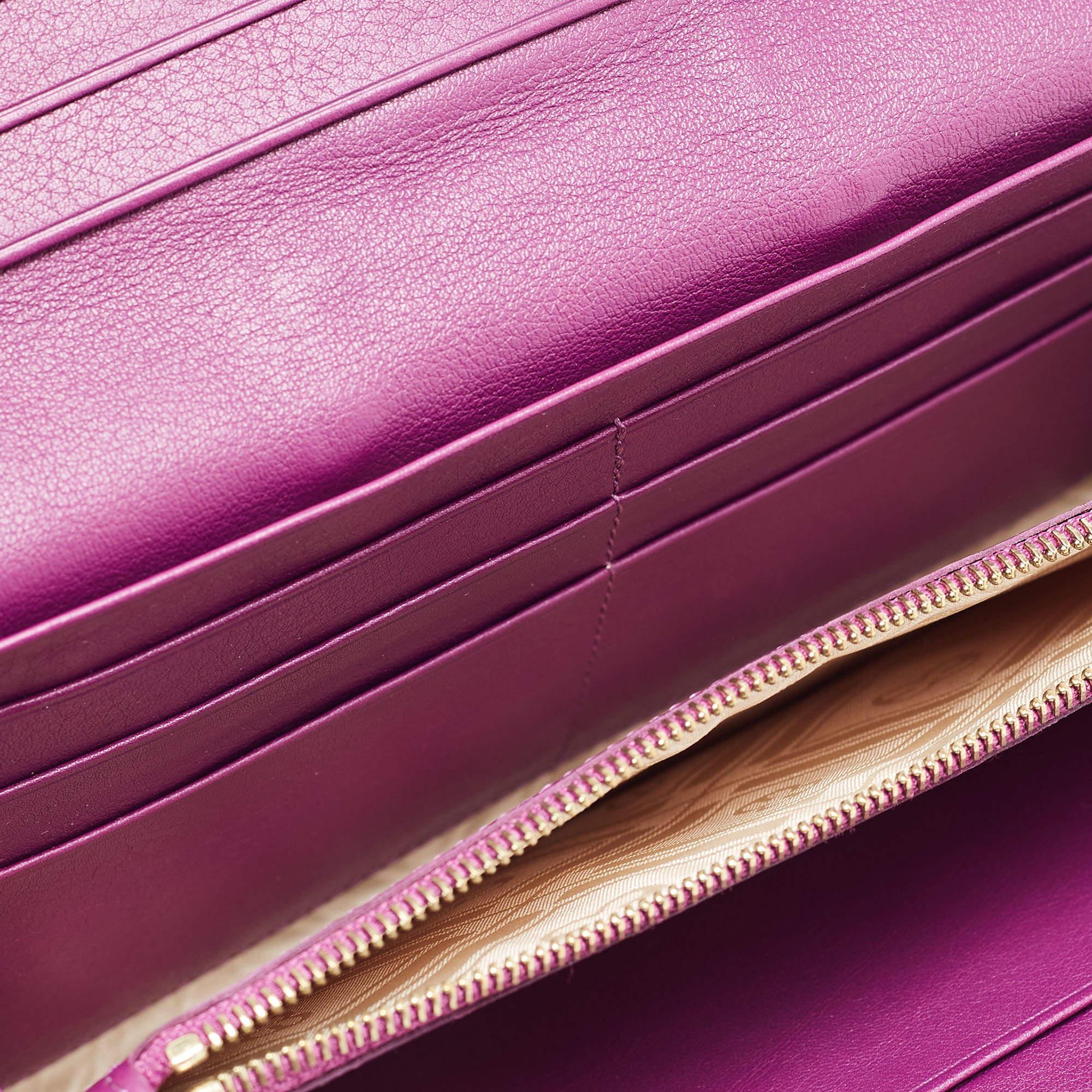 A creation from the house of Escada for the fashionable you Crafted from purple leather this clutch features a well sized interior and a gorgeous shape. This clutch offers style and utmost practicality.