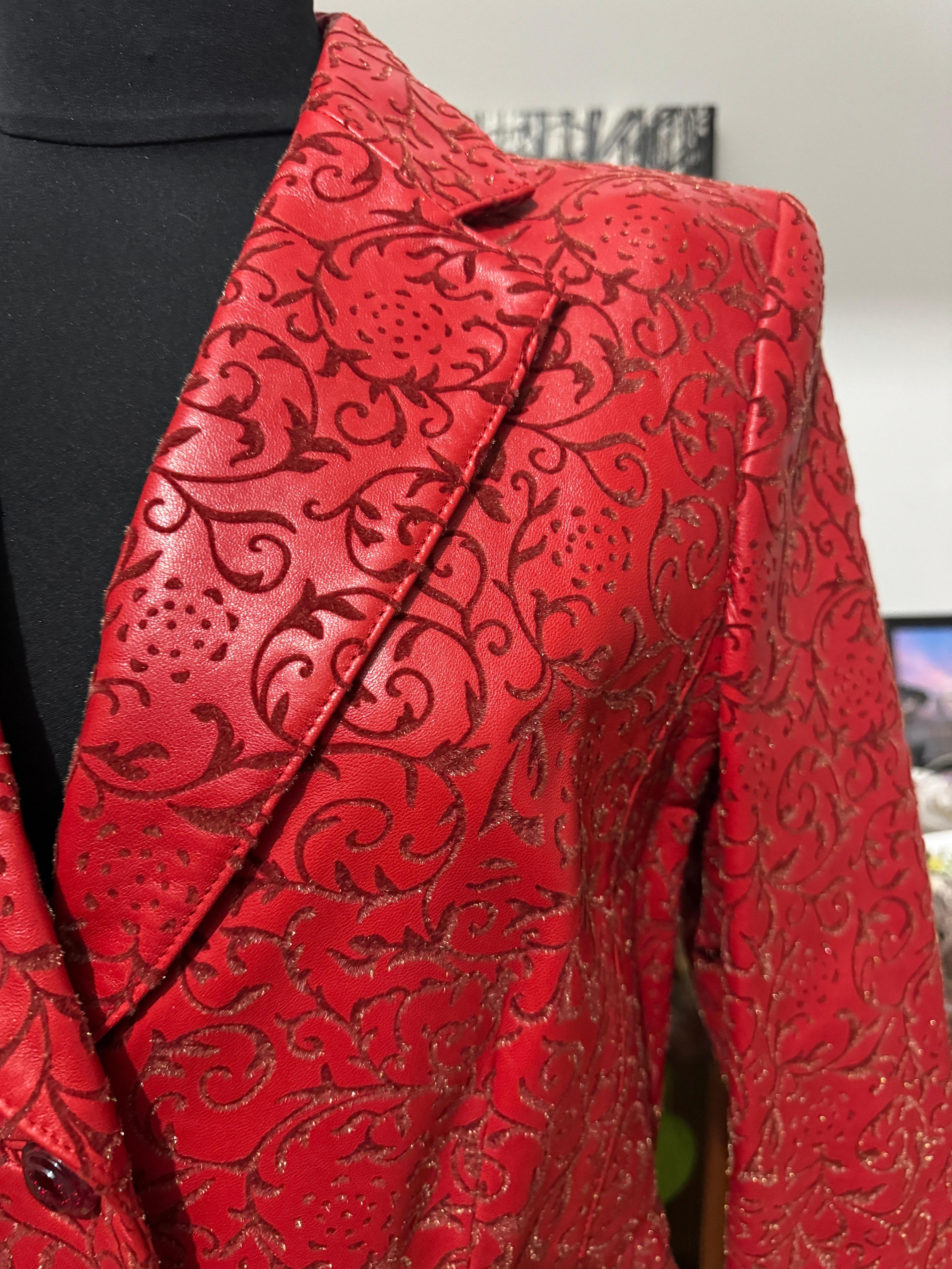 Escada Rote Lederjacke, Blazer & Rock mit Paisleymuster, geprägt  Neu mit Tags im Angebot 7