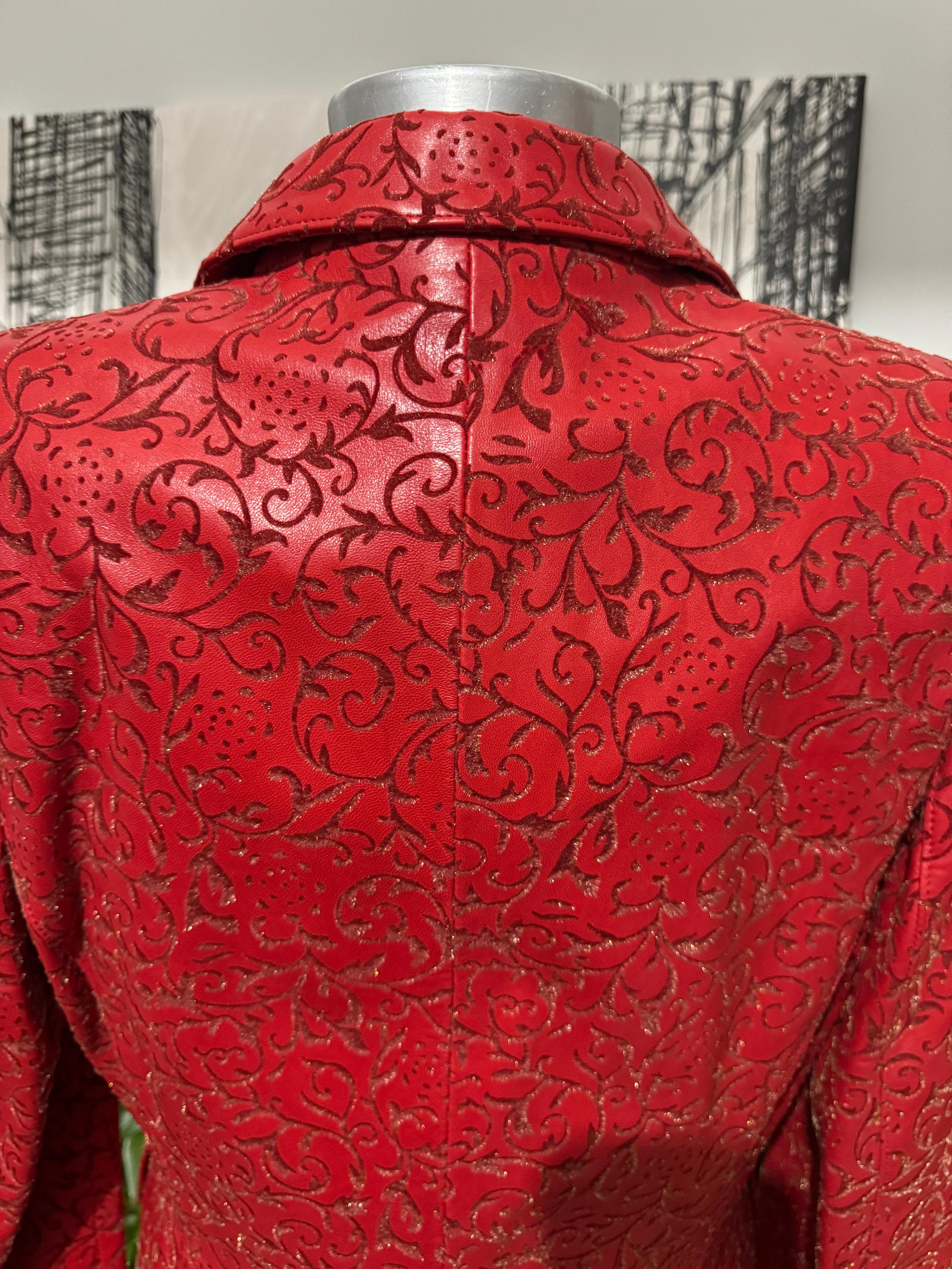 Escada Rote Lederjacke, Blazer & Rock mit Paisleymuster, geprägt  Neu mit Tags im Angebot 8