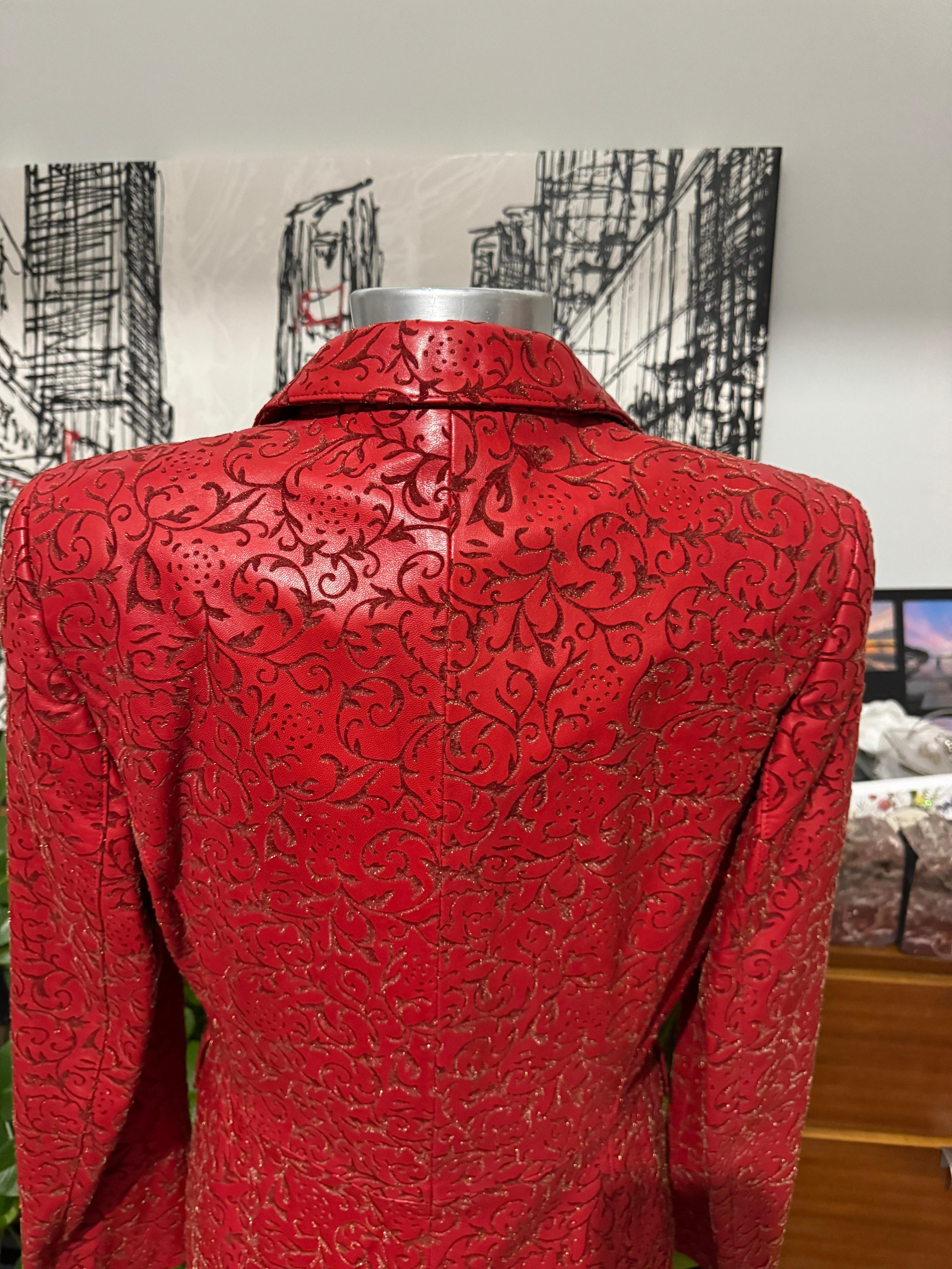 Escada Rote Lederjacke, Blazer & Rock mit Paisleymuster, geprägt  Neu mit Tags im Angebot 10