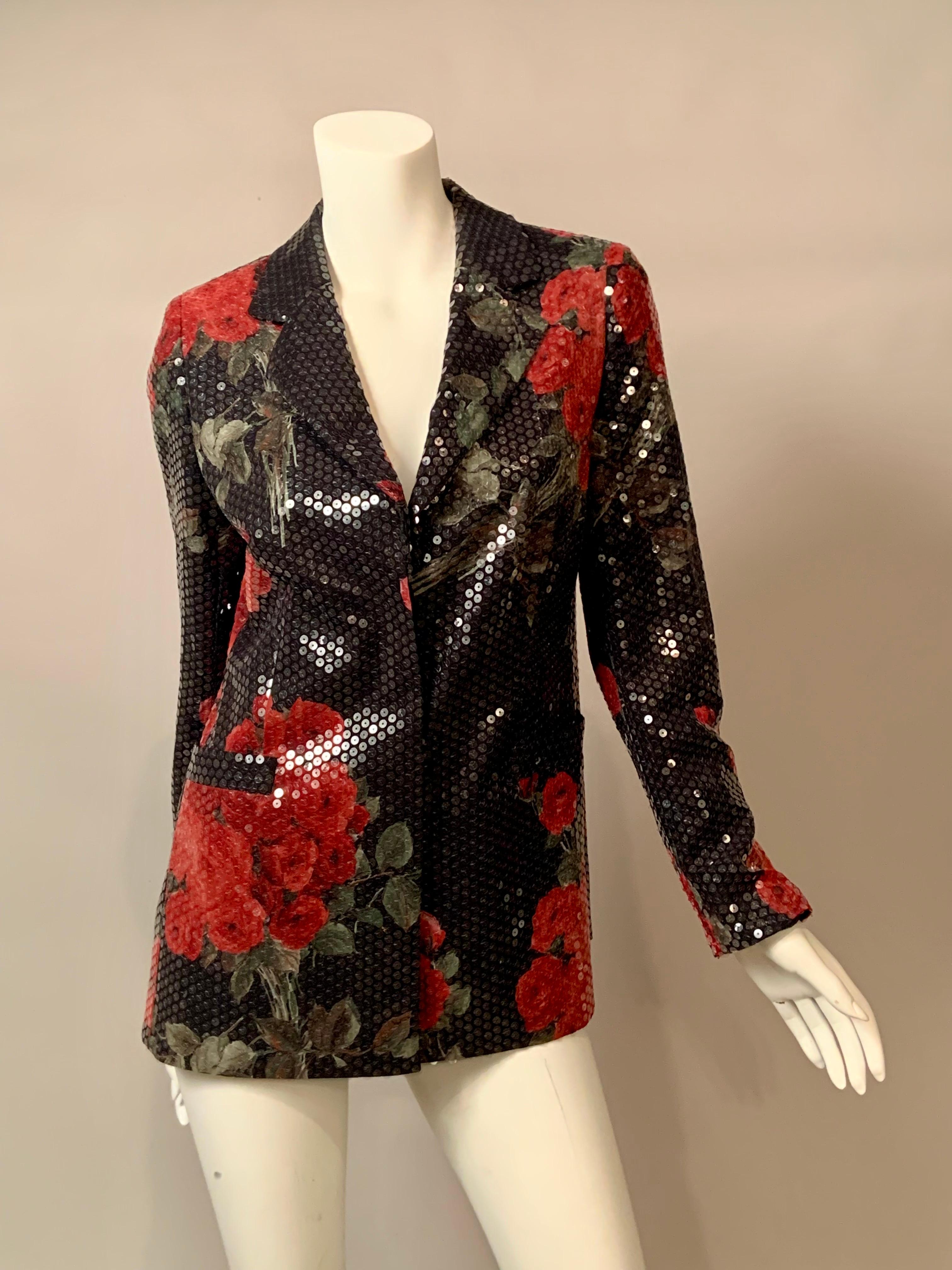 Questa straordinaria giacca di seta disegnata da Margarethe Ley per Escada presenta una bellissima stampa di rose rosse con foglie e steli verdi su uno sfondo di raso di seta nero.  I fiori sono sparsi sulla giacca in modo casuale. Il tutto viene