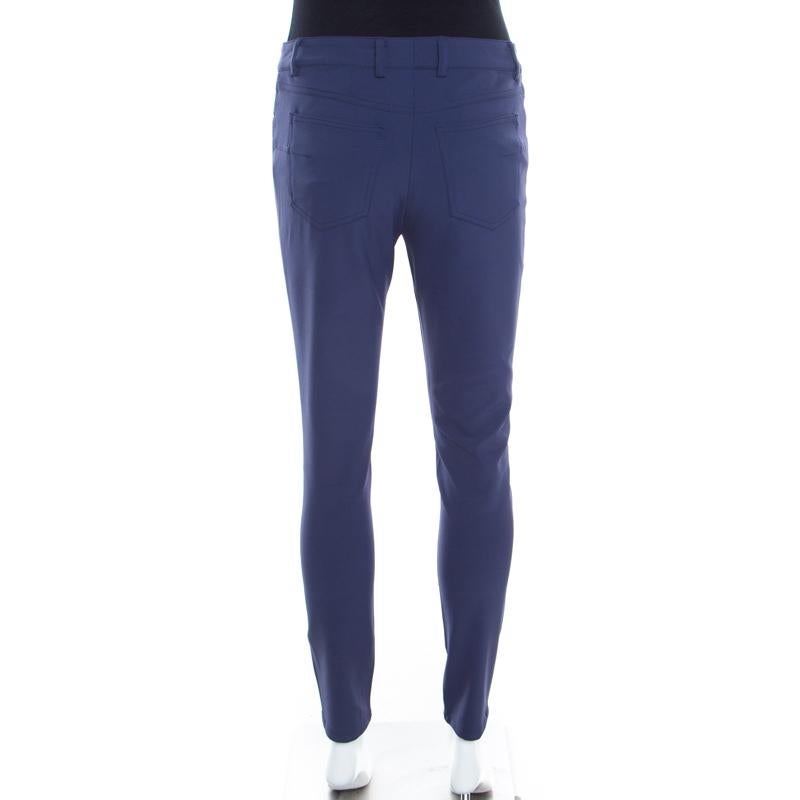 Tailored from a blend of fabrics, these Tygan tapered trousers come in a saphire blue color. This creation is designed by Escada and features a stretchable fabric that provides a comfortable fit. It comes with belt loops, five pockets and a zip