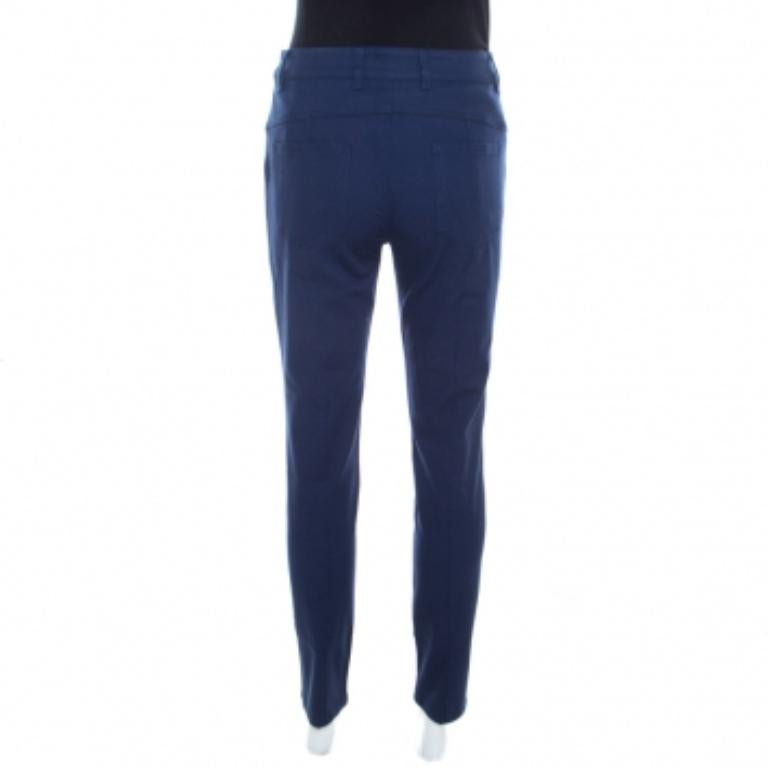 Portez ce superbe jean d'Escada les jours où vous souhaitez vous habiller de façon décontractée. Ils sont fabriqués en coton mélangé et présentent une coupe droite. Vous devez essayer de le porter avec un T-shirt et des sandales à talon bloc.