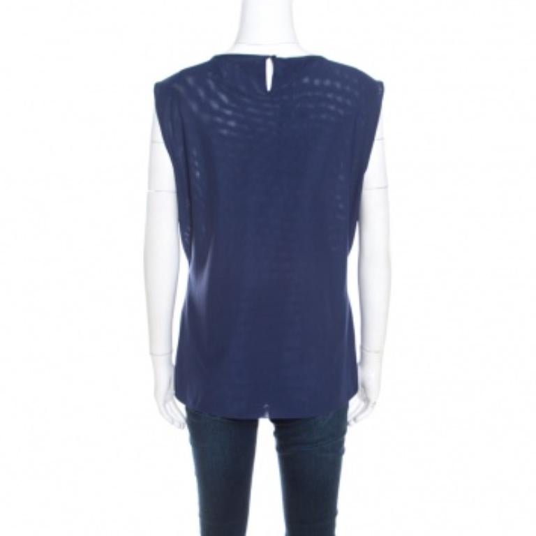 Un mix di comfort e stile: questa camicetta di Escada è semplice ma splendida. È realizzata in un mix di tessuti e ornata da una tonalità blu zaffiro. È uno stile senza maniche con chiusura a bottoni sul retro. Abbina questa blusa di Egle a