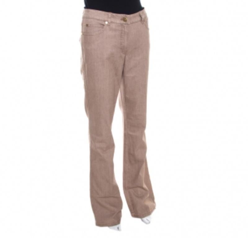 Wir haben ein Auge auf dieses Paar von Escada geworfen, da es sehr modisch ist. Die braunen, beschichteten Jeans sind aus Stretch-Denim in ausgestellter Form gefertigt. Sie können es mit einem Sommerhemd und Sneakers oder hellen Absätzen kombinieren.