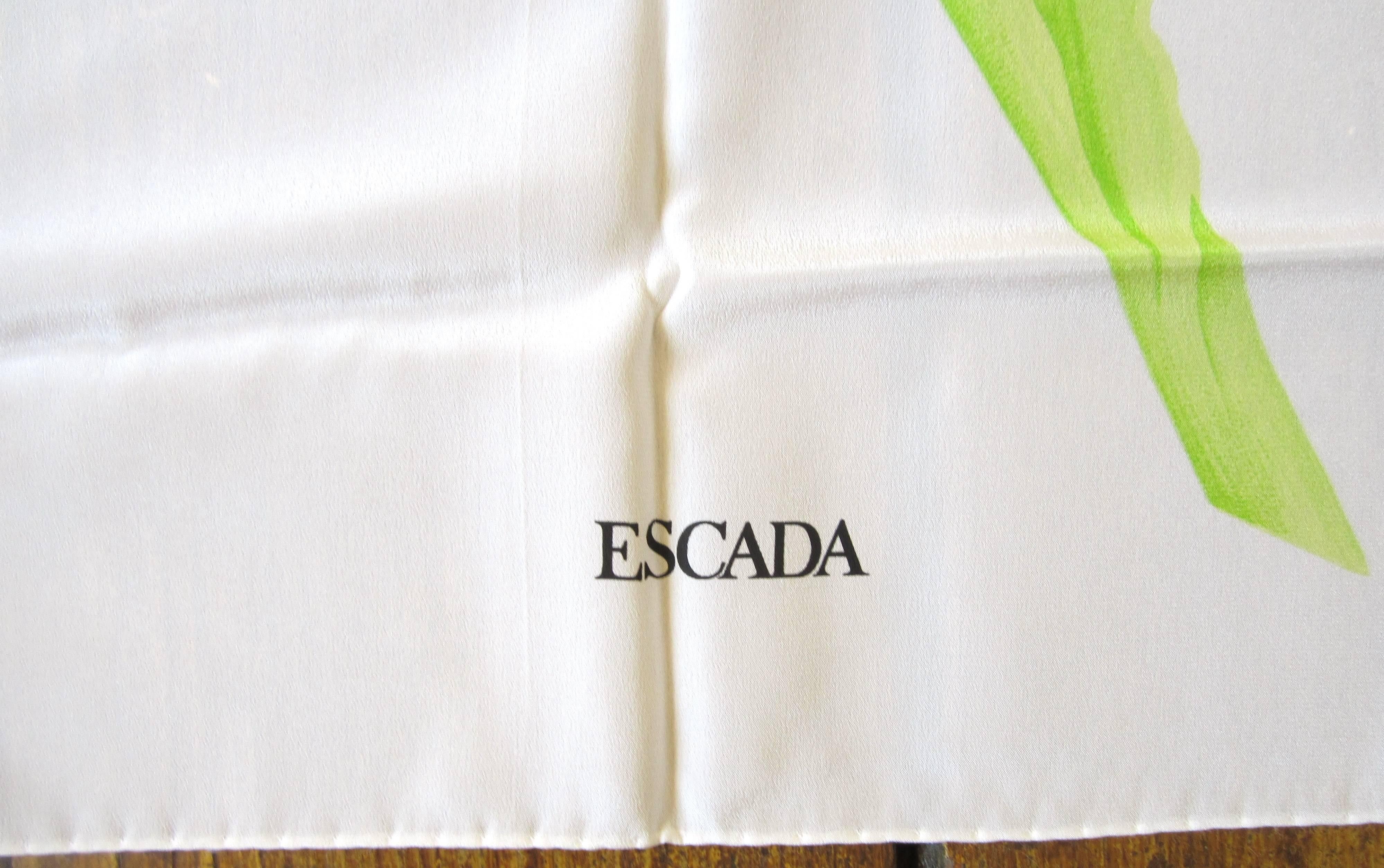 Escada Schal Lilie Floral Seide hergestellt in Italien, neu, auf altem Lager, nie getragen  (Beige) im Angebot