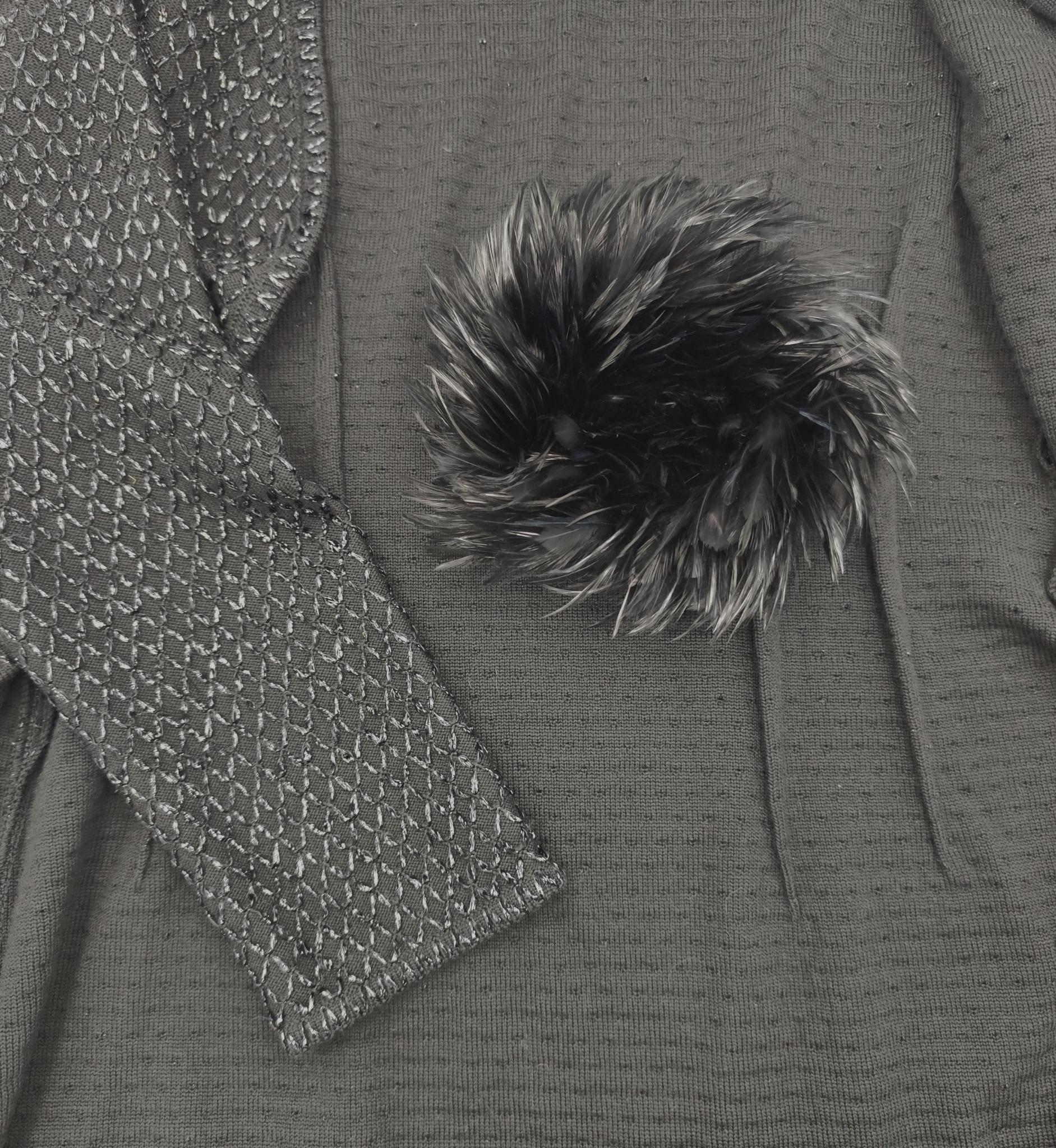 Cardigan lungo nero lucido di Escada con polsini delle maniche in piume rimovibili in vendita 5