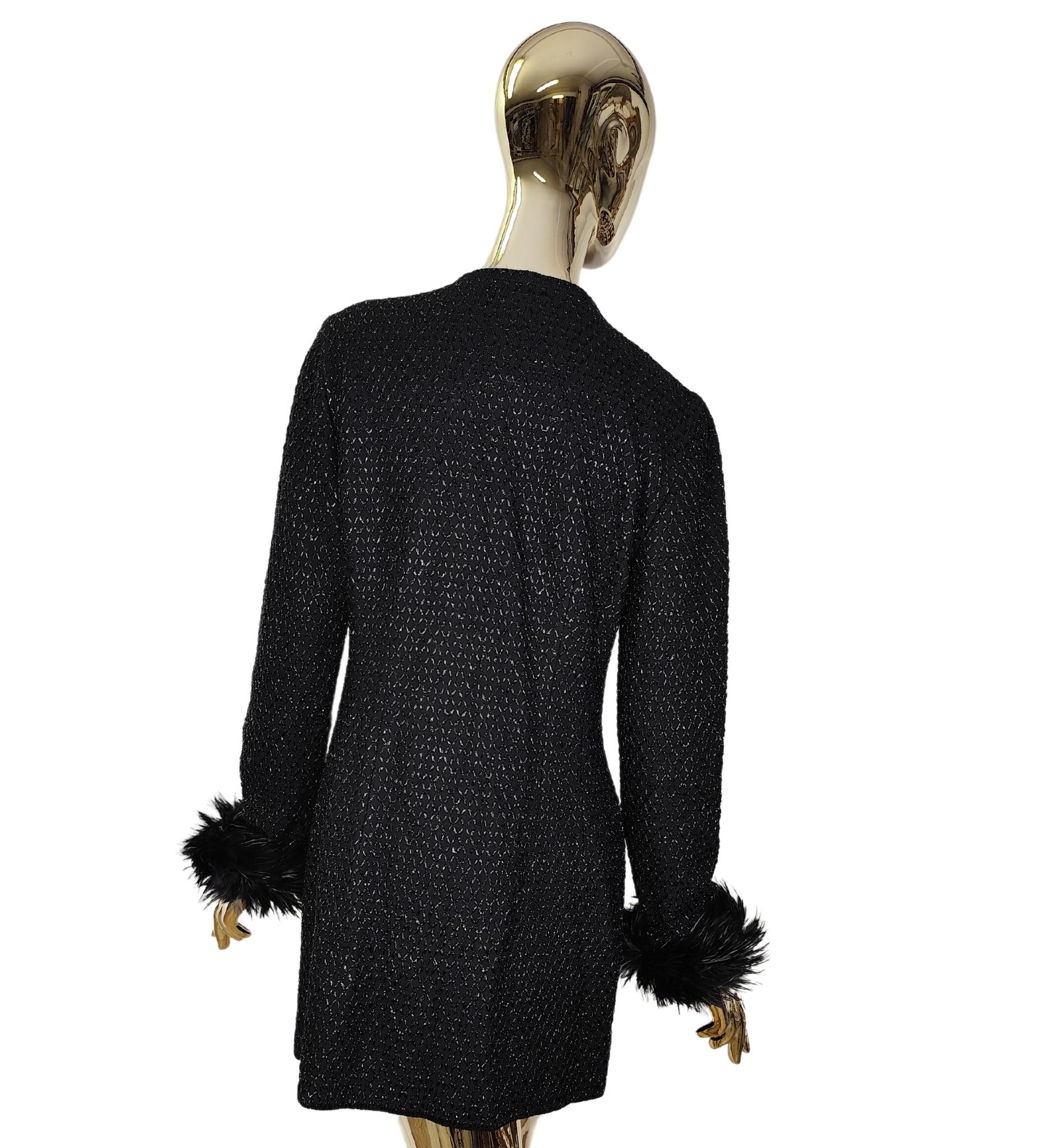 Cardigan lungo Escada
Nero con filo lucido
Chiusura con bottoni
Polsini delle maniche in piume rimovibili

Taglia 38 FR

Misure:
spalle 42 cm
busto 94 cm - 37 in
vita 86 cm - 34 in
fianchi 94 cm - 37 in
lunghezza 84 cm - 33 in

Ottime condizioni