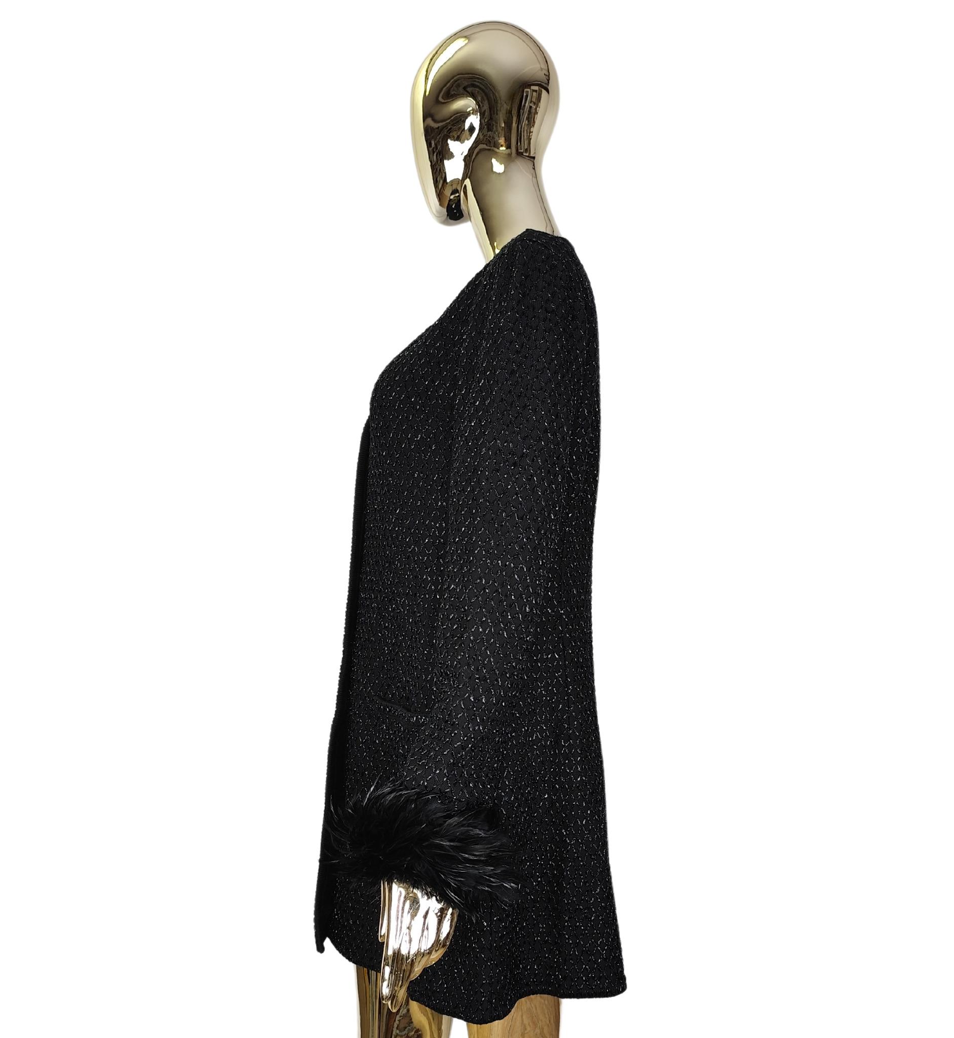 Cardigan lungo nero lucido di Escada con polsini delle maniche in piume rimovibili In condizioni buone in vendita a Milano, IT