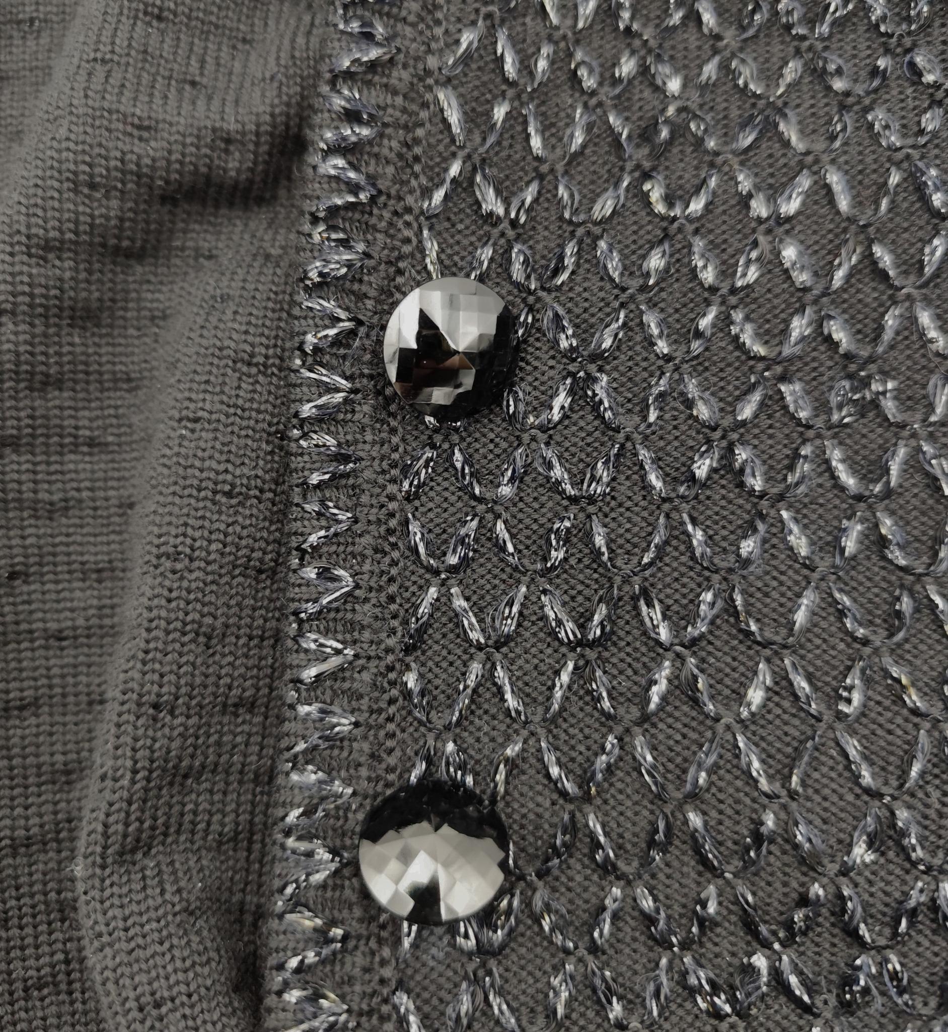 Cardigan lungo nero lucido di Escada con polsini delle maniche in piume rimovibili in vendita 1