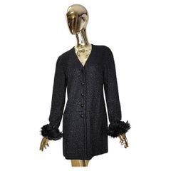 Cardigan long noir brillant d'Escada avec manchettes en plumes amovibles
