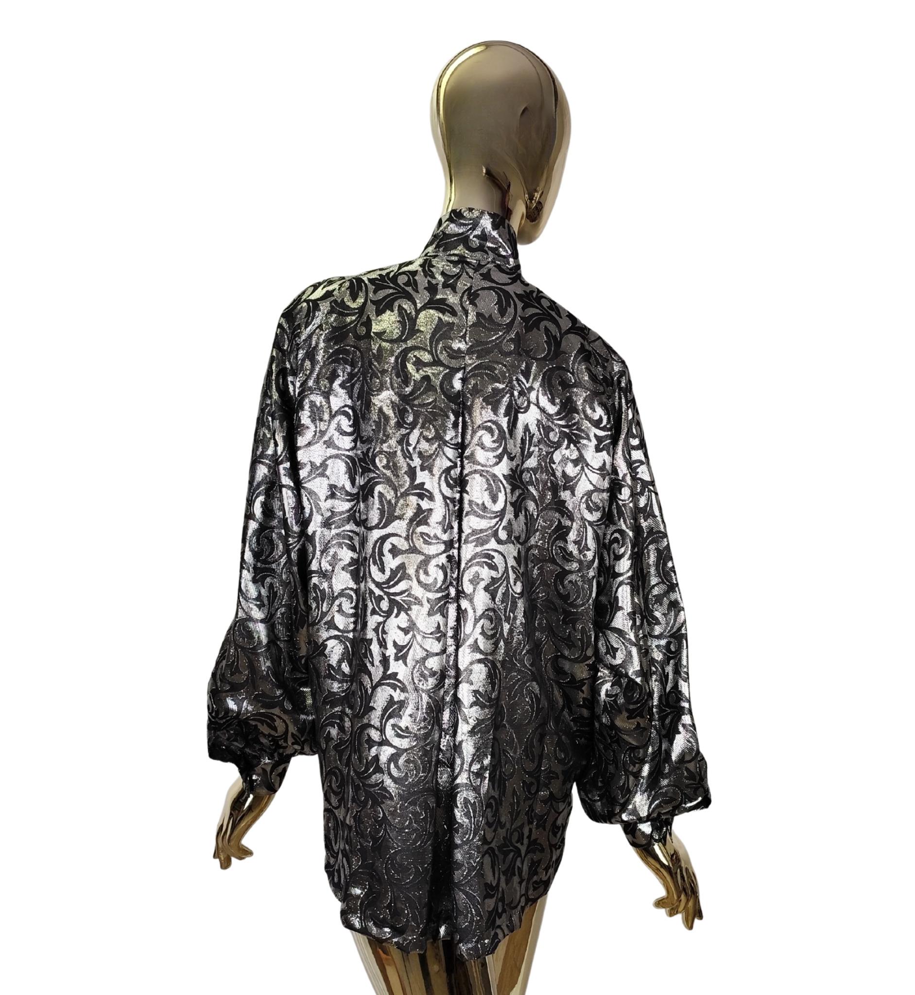 Escada shirt
Shiny silk poly blend
Black print decor
Shoulder pads

Marked size 40 FR

Measurements:
shoulders 47 cm - 18.5 in
bust 124 cm - 49 in
waist 120 cm - 47 in
hips 124 cm - 49 in
length 68 cm - 26.5 in

Great condition
Minor signs of use