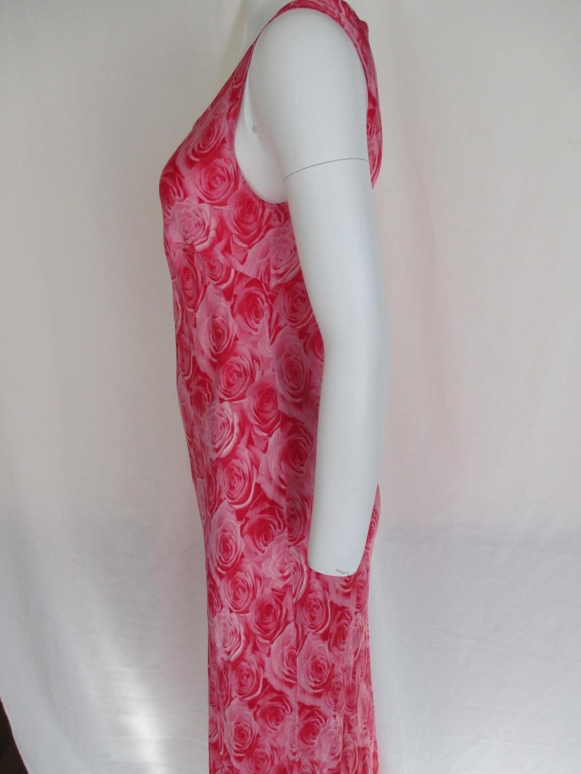 Beautiful vintage dress made by Escada with roses
Material:  100% silk with a little stretch
Color: pink/red 
no zipper
Size: Appears to be small, please refer to the measurements in the description.

Please note that vintage items are not new and