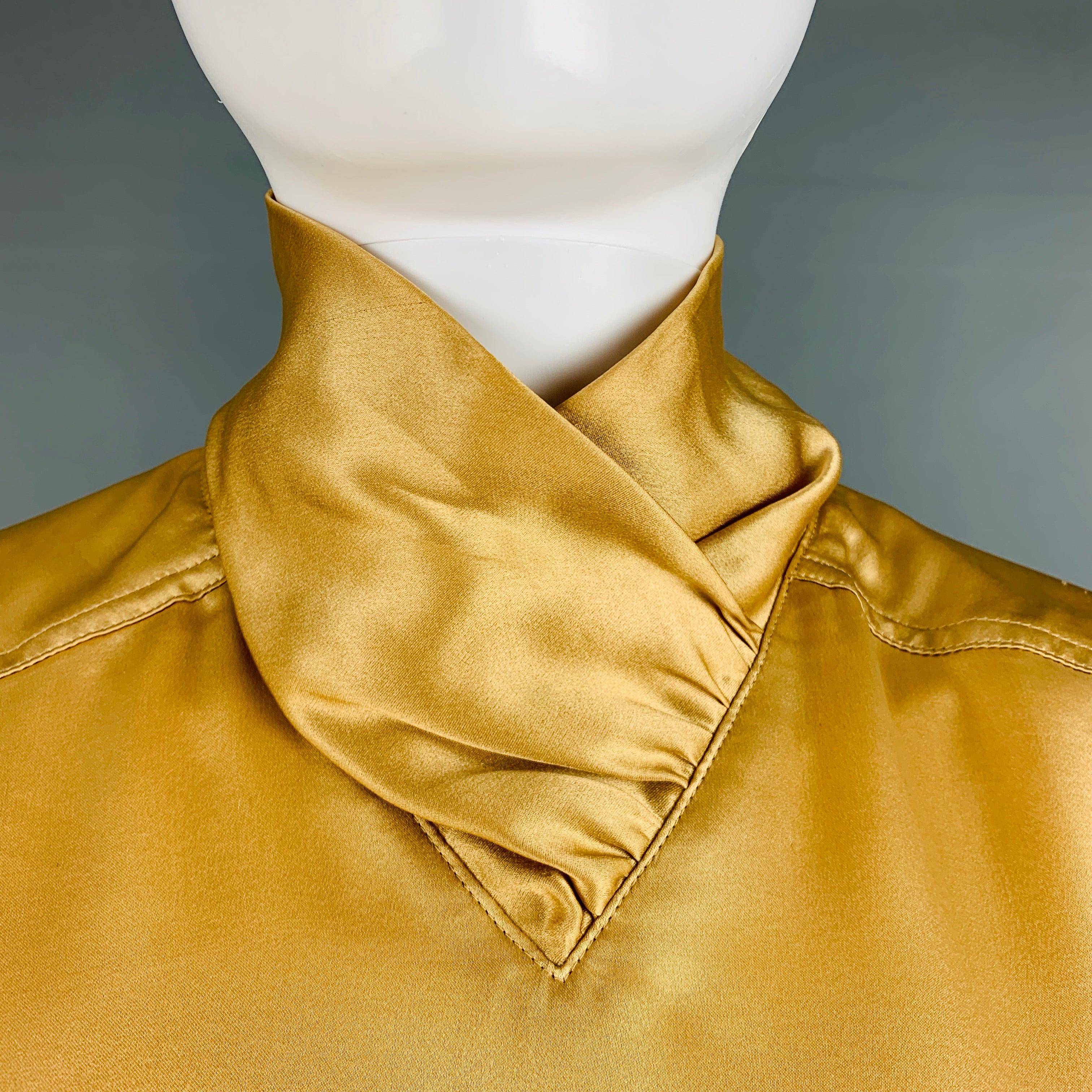Die ESCADA Bluse mit langen Ärmeln ist aus beiger Seide gewebt und hat einen Dolman-Stil und einen Knopfverschluss am Rücken.
Sehr guter gebrauchter Zustand. Mäßige Gebrauchsspuren. 

Markiert:   4 

Abmessungen: 
 
Schulter: 20 Zoll Brustumfang: 39