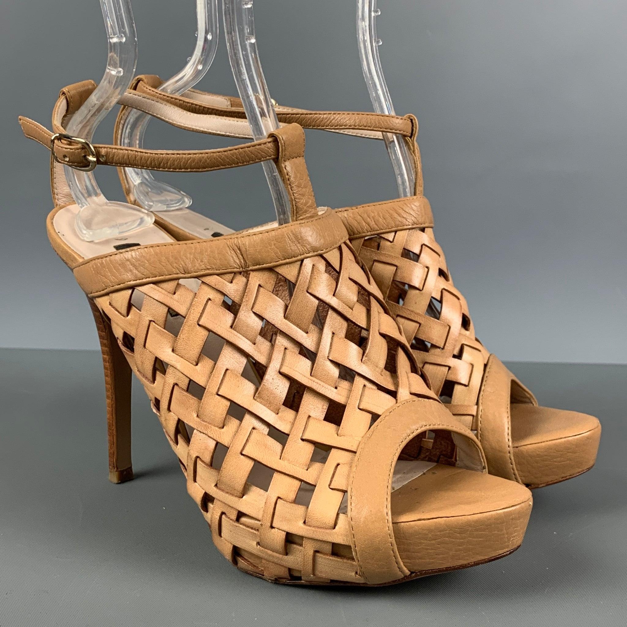 ESCADA sandals come in beige leather featuring a woven leather front, platform style, and an ankle strap. Made in Italy.Very Good Pre-Owned Condition. 

Marked:   IT 38Heel: 4.5 inches Platform: 1 inches 
  
  
 
Reference: 124572
Category: