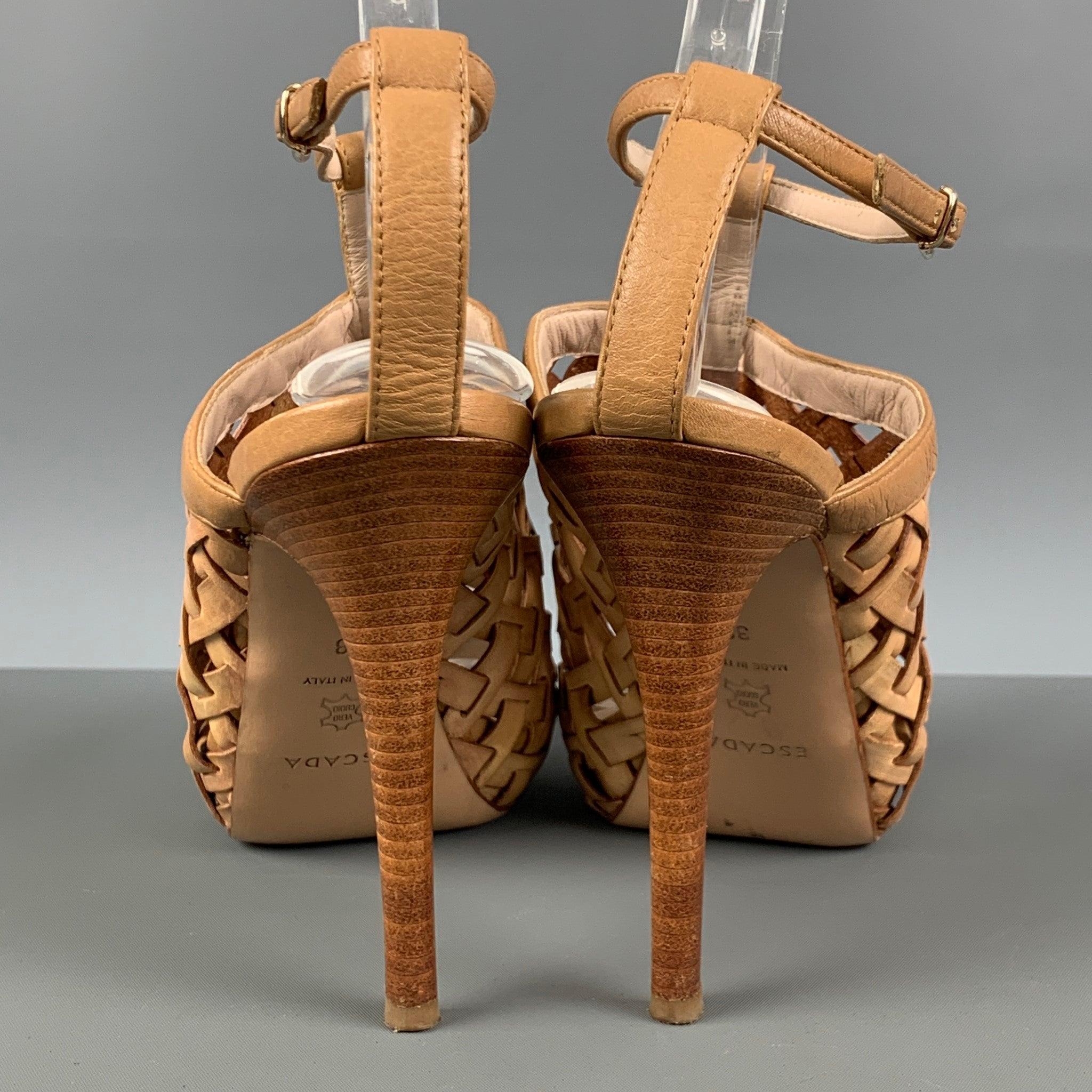 ESCADA Size 8 Beige Leather Woven Ankle Strap Sandals (Sandales en cuir tressé) Pour femmes en vente