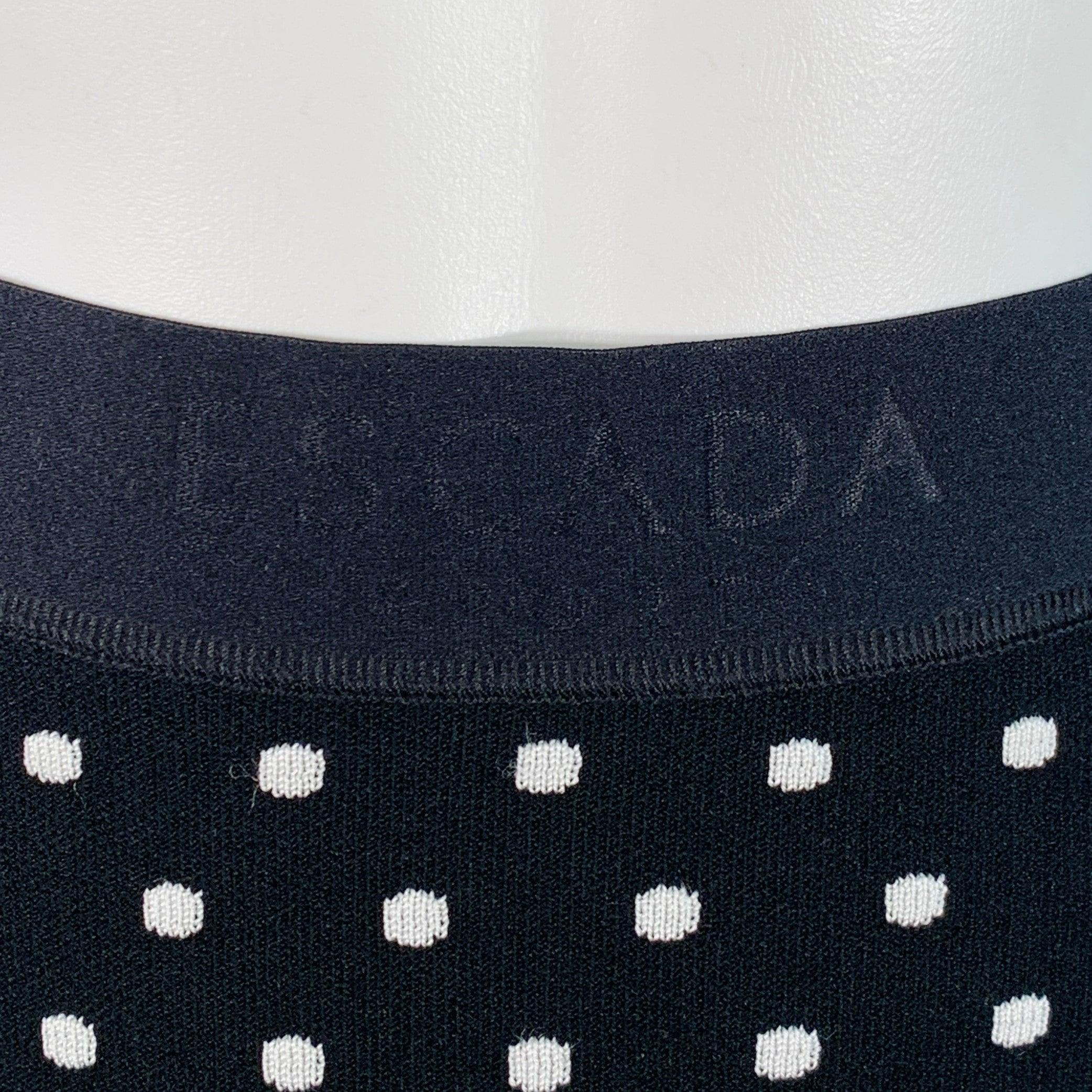 Gonna midi Escada SPORT
in tessuto misto viscosa bianco e nero, con stile a matita, motivo a pois e chiusura a strappo.Ottime condizioni di usato. Lievi segni di usura. 

Contrassegnato:   M 

Misure: 
  Vita: 30 - 34 pollici Anca: 35 - 40 pollici