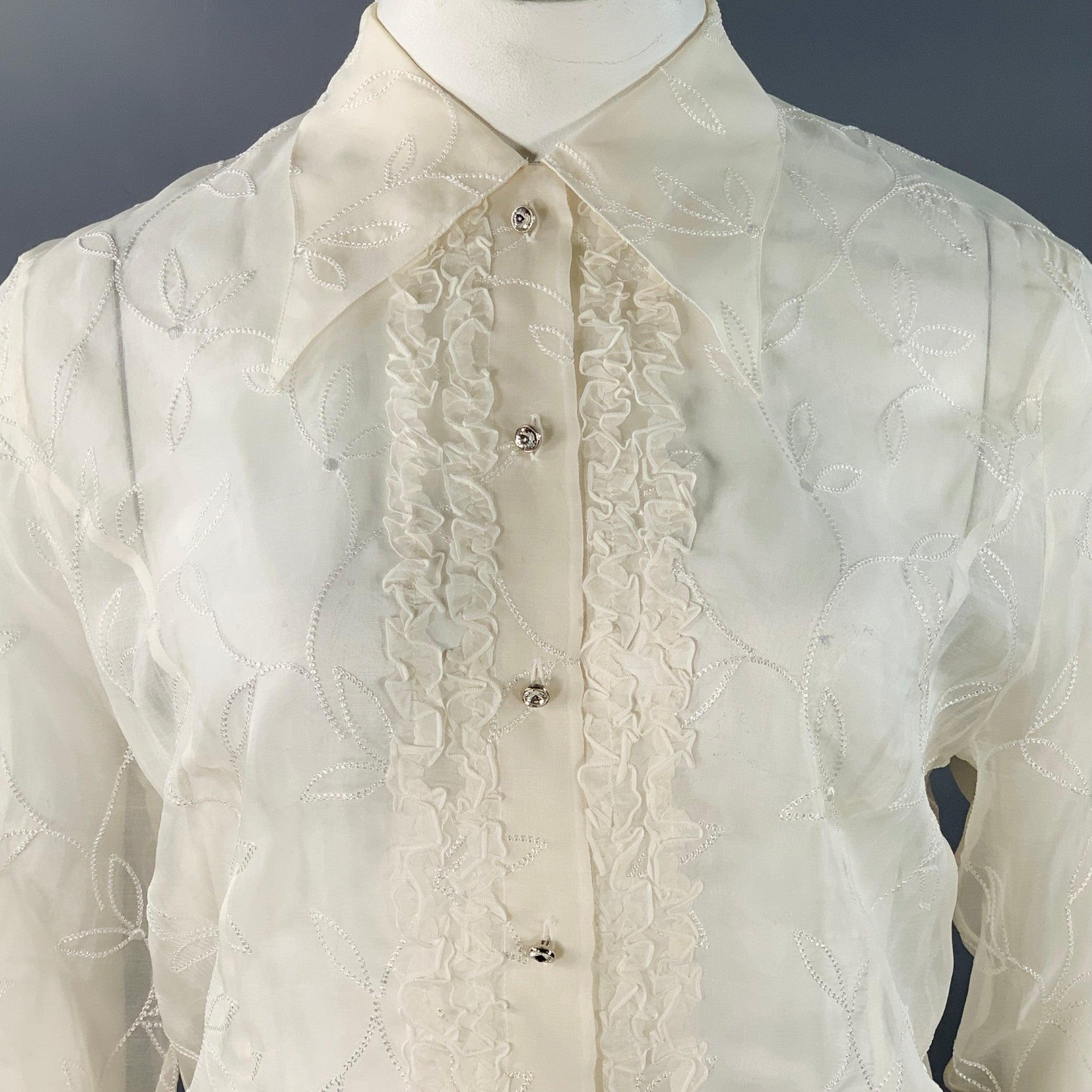 Camiseta ESCADA
en pura seda blanca con un diseño bordado integral, detalle de volantes en la parte delantera y cierre de botones. Fabricado en Alemania.Excelente estado de conservación. 

Marcado:   DE 44 

Medidas: 
 
Hombros 16,5 pulgadas Busto: