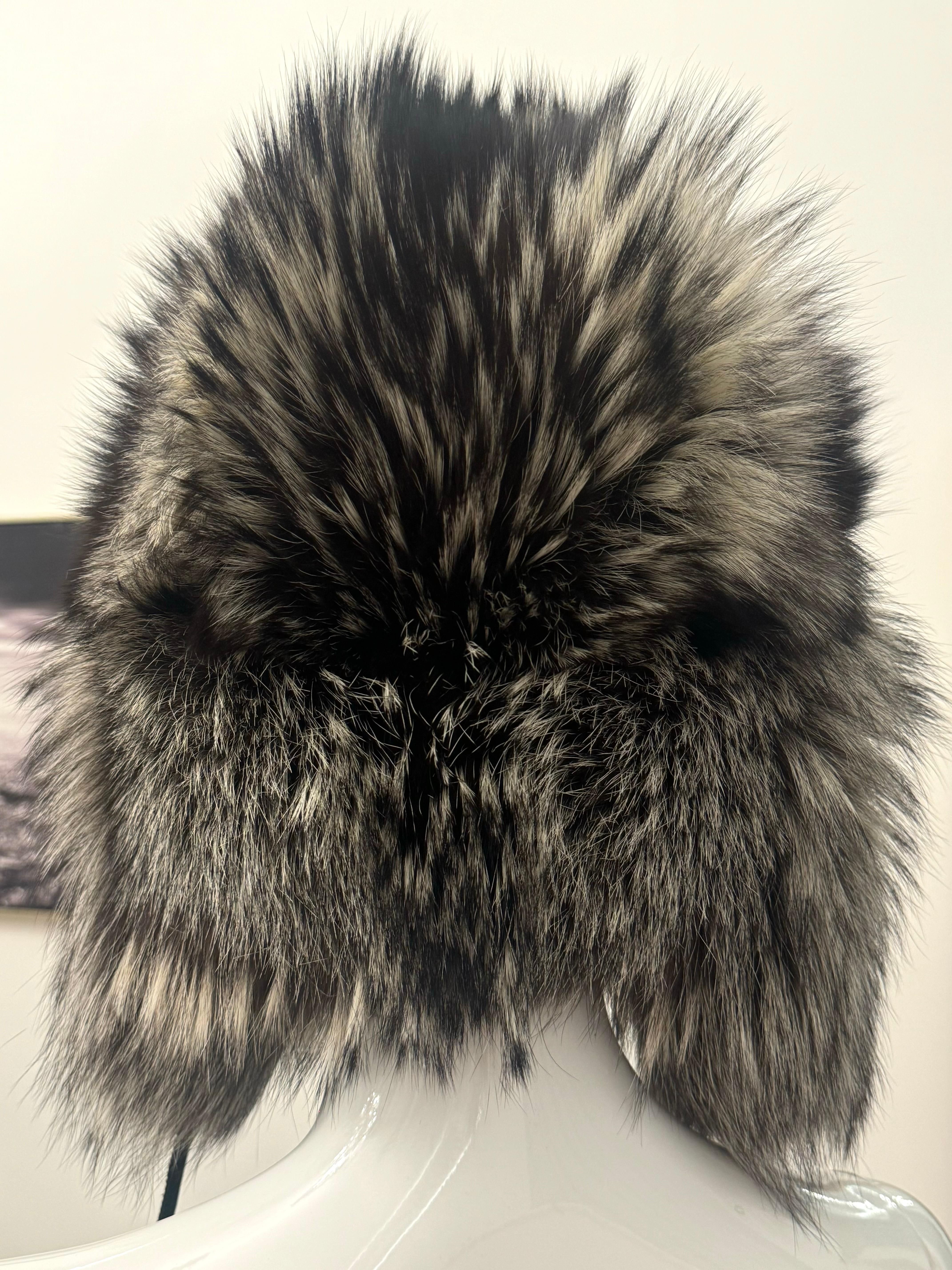Escada sport silver fox fur chapka hat In Excellent Condition For Sale In PARIS, FR