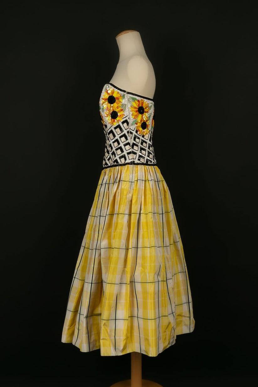 Escada - (Made in Germany) Strapless dress fully embroidered with sequins and beads. The bottom of the dress is made of silk in shades of yellow. Size indicated 42FR. Probably Spring-Summer 1994 collection.

Additional information:
Dimensions:
