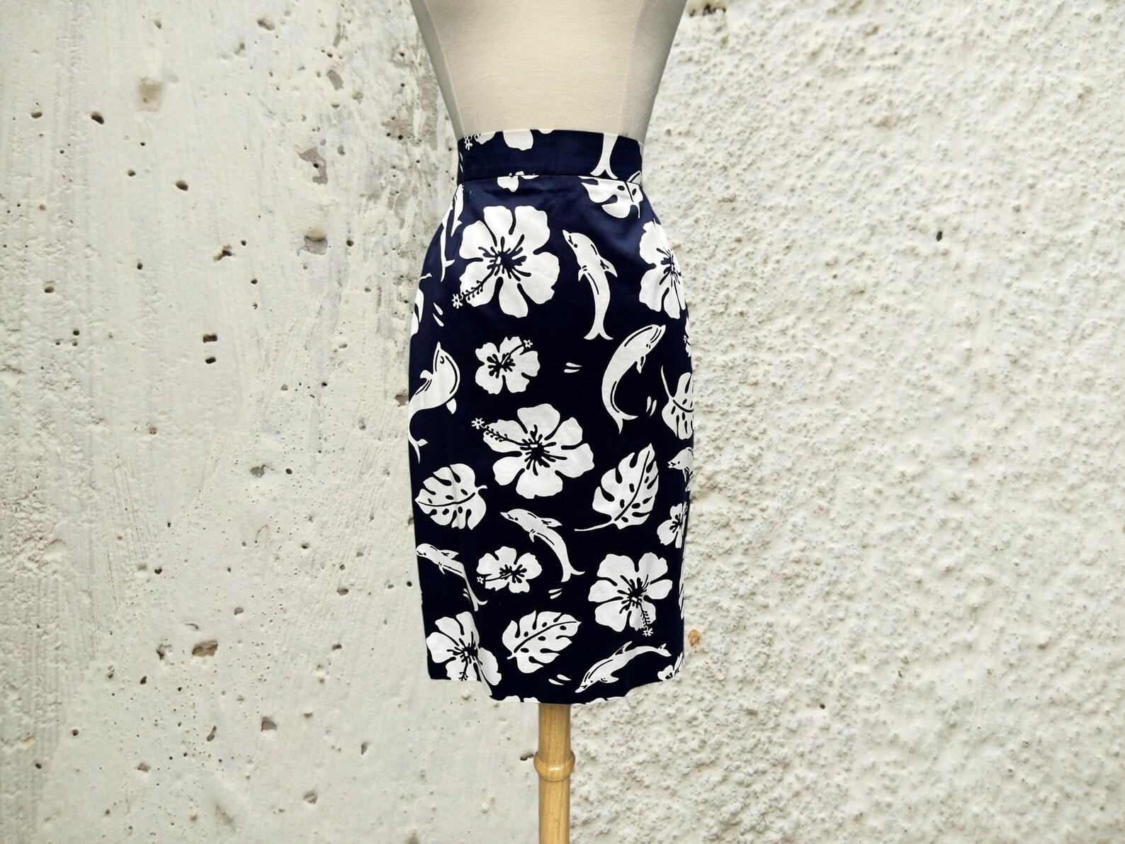 Falda lápiz de talle alto de satén de algodón azul Escada. Silueta entallada. Cierre de cremallera en la espalda. La falda está forrada.

✩ Estampado tropical... ¡delfines, flores y hojas de plátano!

Alrededor de 1994
Escada Margaretha