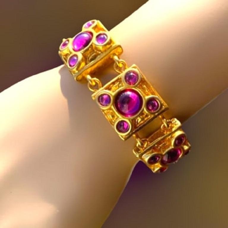 From the famous house ESCADA, magnificent gold metal bracelet of very good quality. Fuchsia colored resin piece.


I am a partner with French experts group , recognized by the PayPal buyer’s protection and by the Ministry of Research in France.)

I