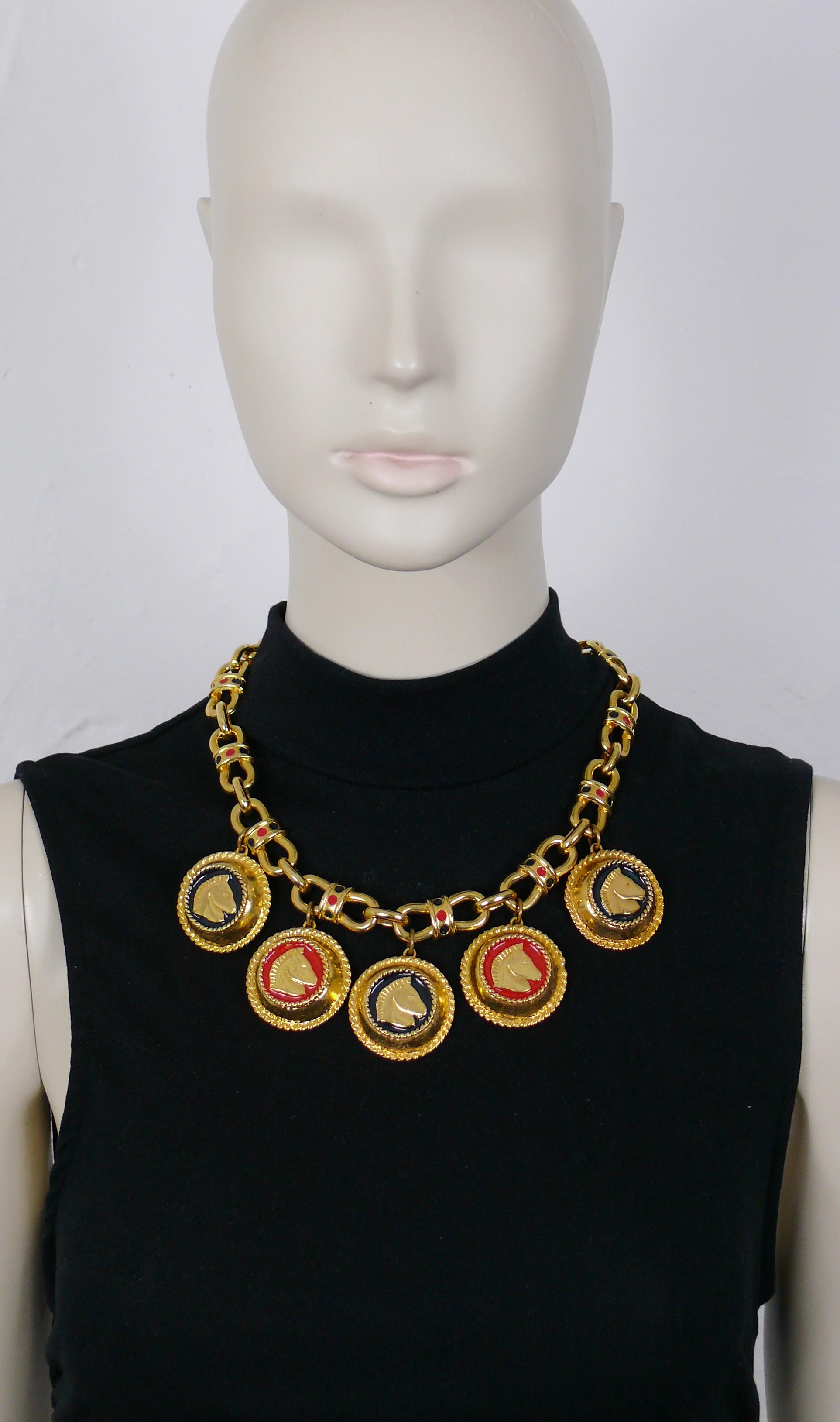 ESCADA vintage gold toned horse bit motif link chain necklace featuring 6 medal charms embossed with horse heads on a red or black enamel background.

Losbster clasp closure.

Embossed ESCADA.

Indicative measurements : length approx. 49 cm (19.29