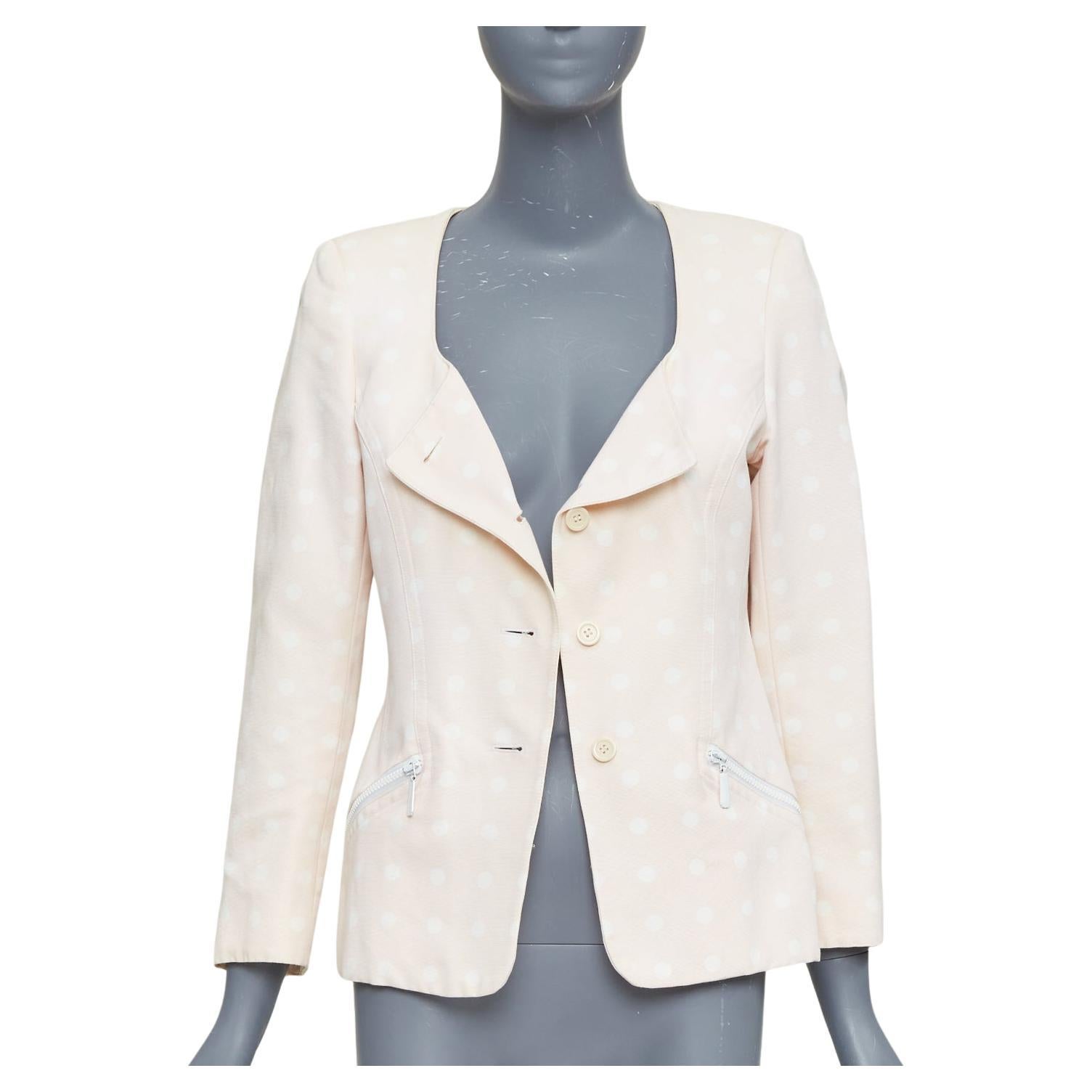 ESCADA Vintage rosa crema lunares algodón power shoulder blazer chaqueta IT36 XXS
Referencia: CAKK/A00031
Marca: Escada
Material: Algodón
Color: Rosa, Crema
Patrón: Lunares
Cierre: Botón
Forro: Tejido crema
Detalles adicionales: Bolsillos con