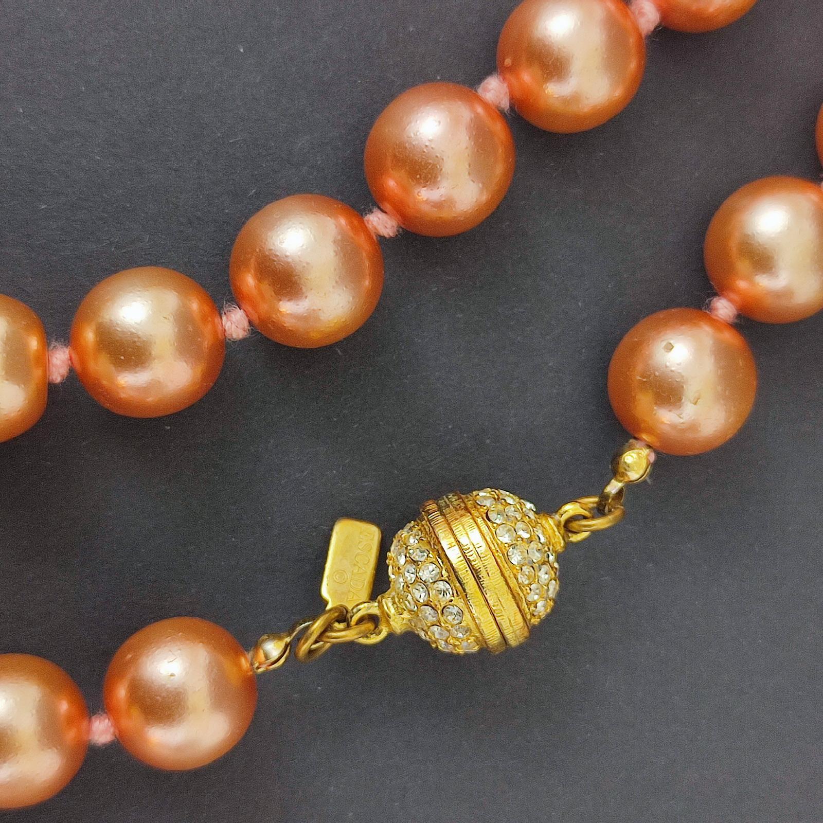 Escada Vintage Salmon Pink Pearl Necklace with Gold Toned Rhinestone Closure In Good Condition For Sale In Bochum, NRW