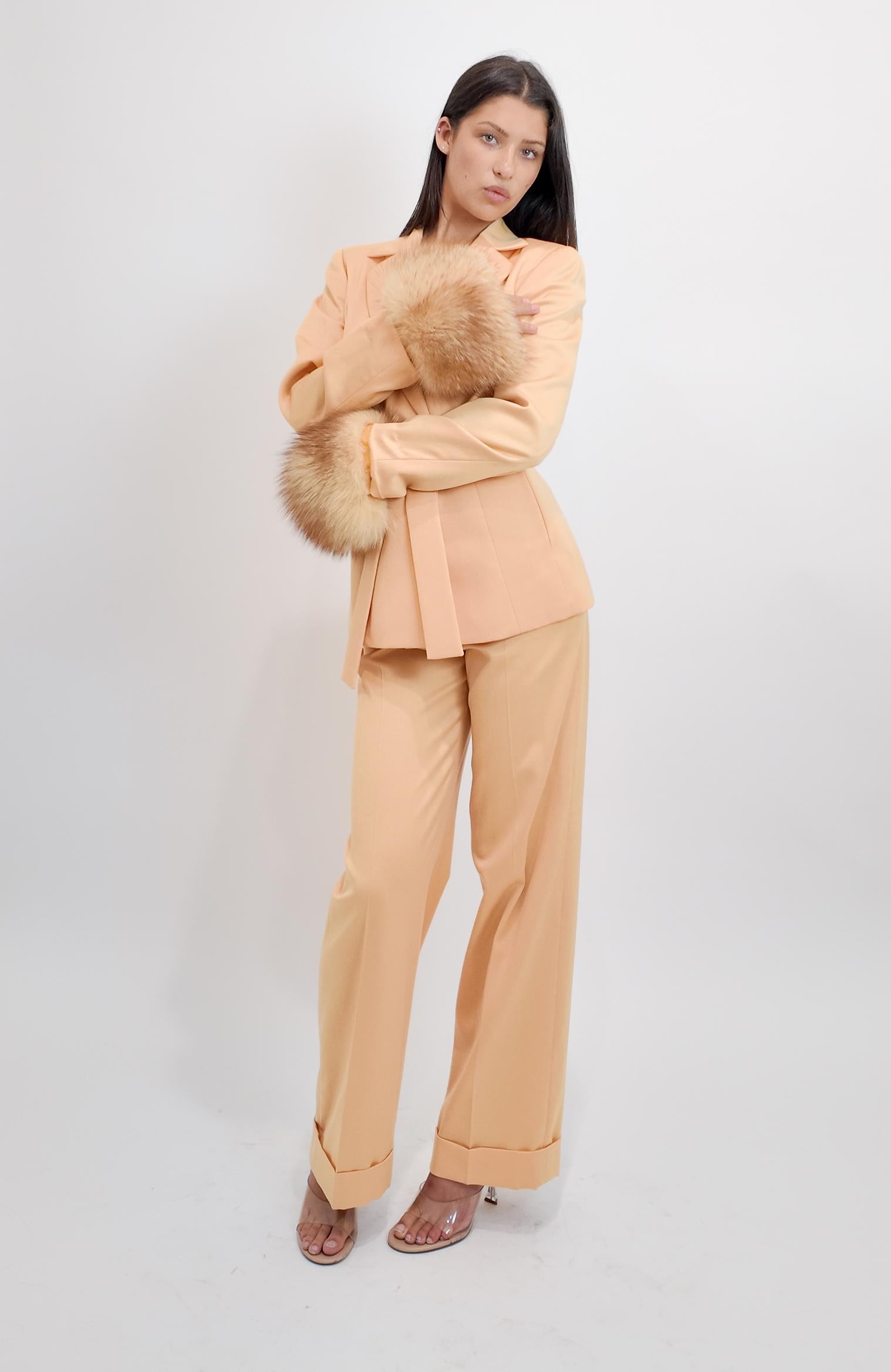 Escada Vintage Womens Pfirsich Fuchs Pelz Manschette Belted Anzug (Orange) im Angebot