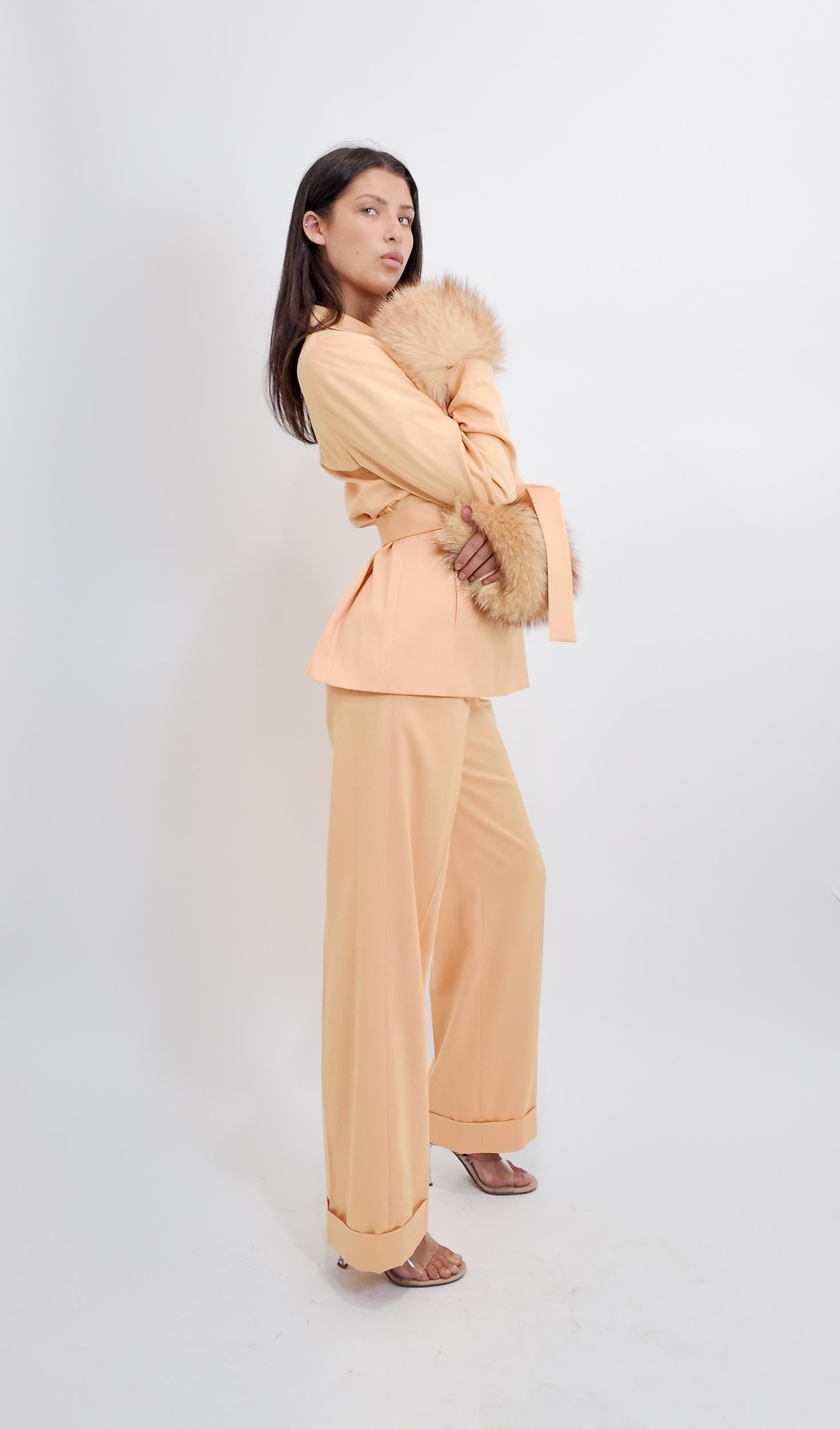 Escada Vintage Womens Pfirsich Fuchs Pelz Manschette Belted Anzug im Zustand „Gut“ im Angebot in Los Angeles, CA