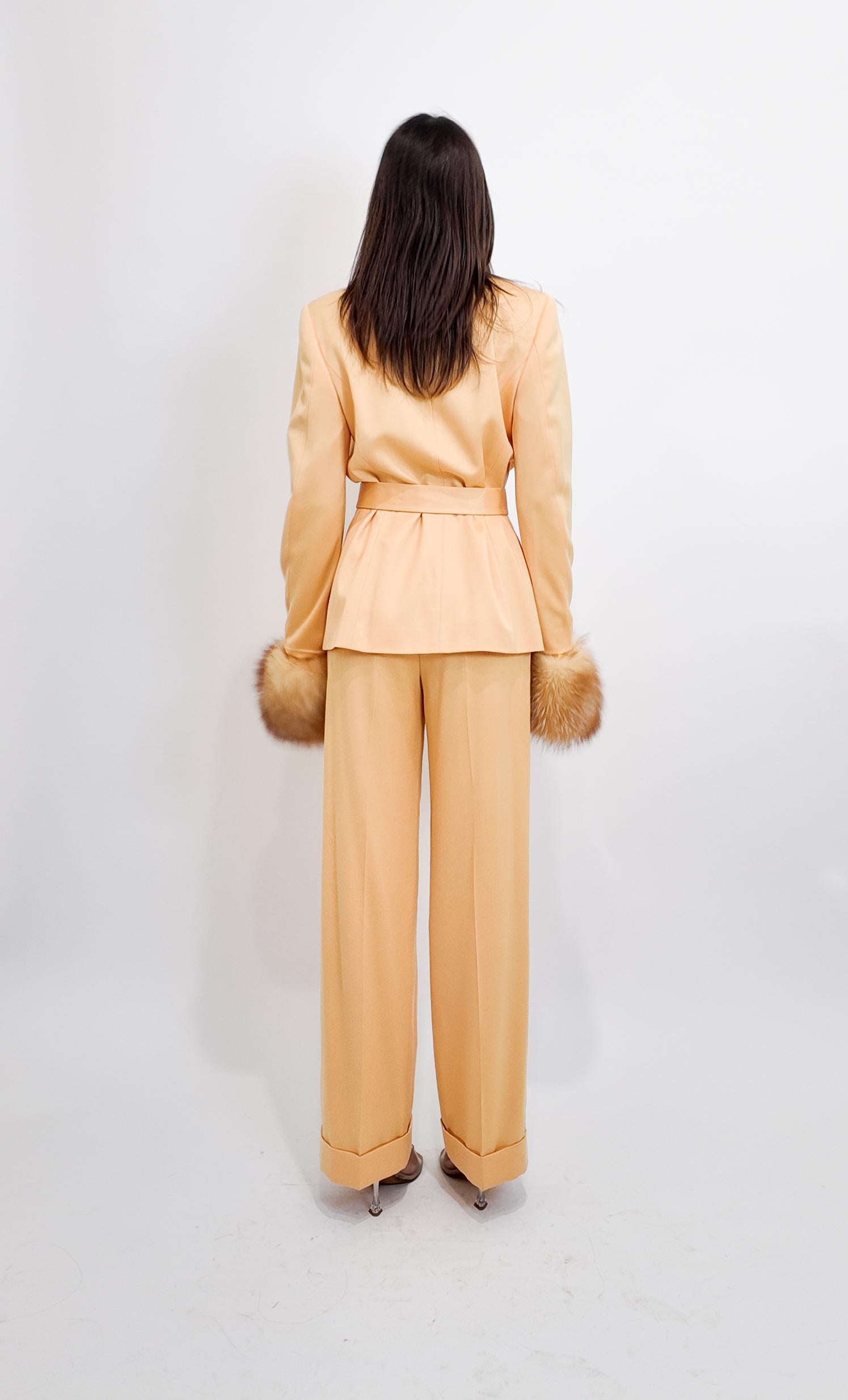 Escada Vintage Womens Pfirsich Fuchs Pelz Manschette Belted Anzug im Angebot 1