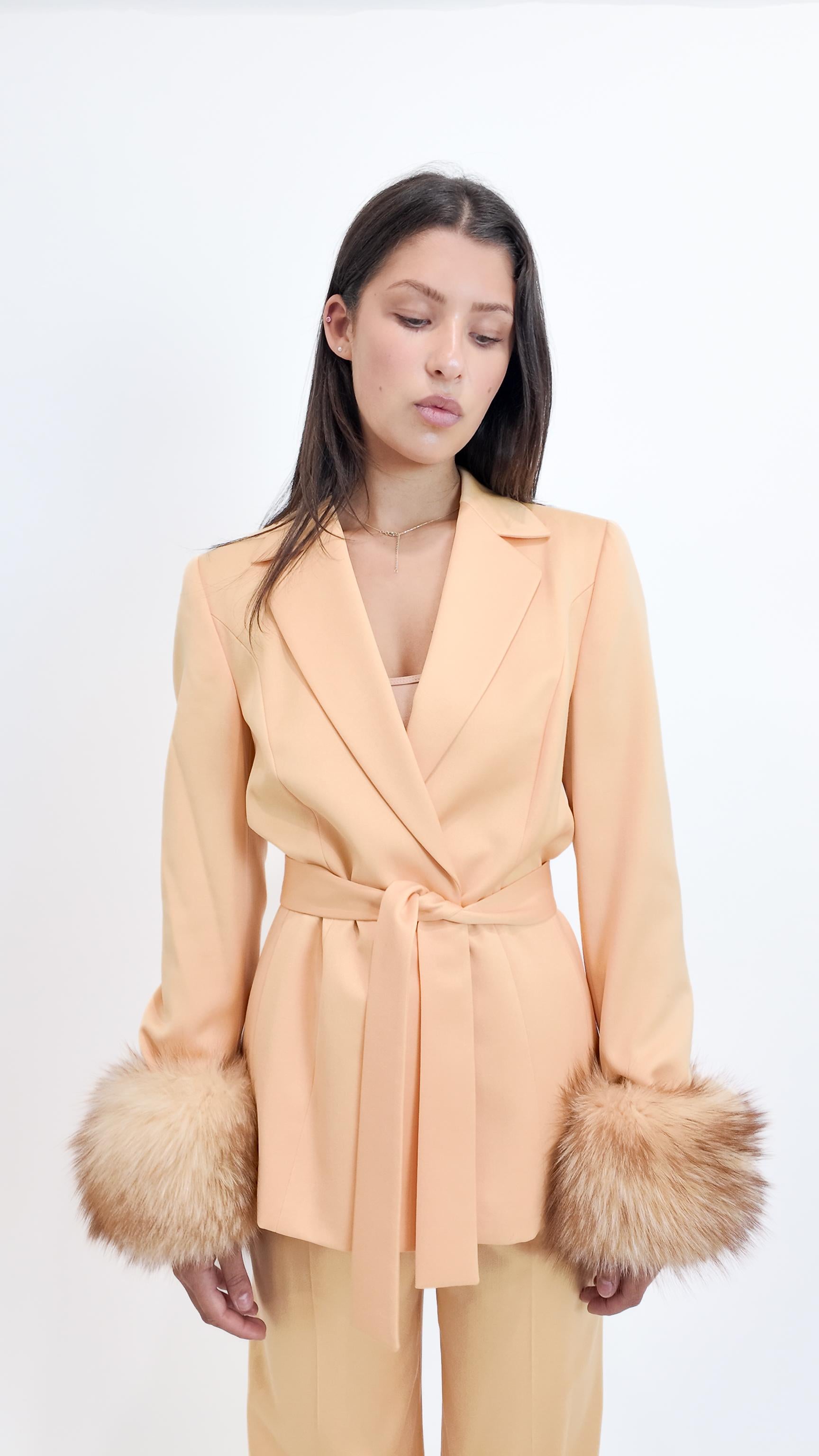 Escada Vintage Womens Pfirsich Fuchs Pelz Manschette Belted Anzug im Angebot 2