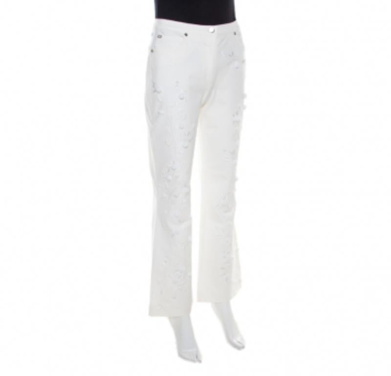 Ogni guardaroba merita un paio di jeans favolosi e cosa c'è di meglio di questi jeans di Escada. Il paio bianco è realizzato in misto cotone e presenta una graziosa applicazione di paillettes sul davanti. Il fondo svasato e le tasche anteriori e
