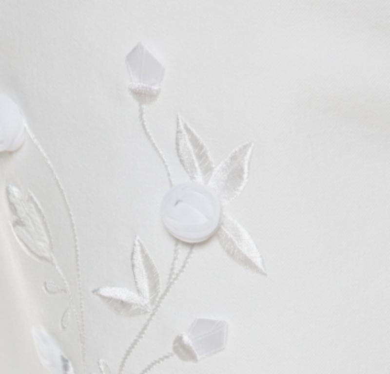 Donna Escada Jeans svasati in cotone denim bianco con paillettes e rosette applicate M. I. in vendita