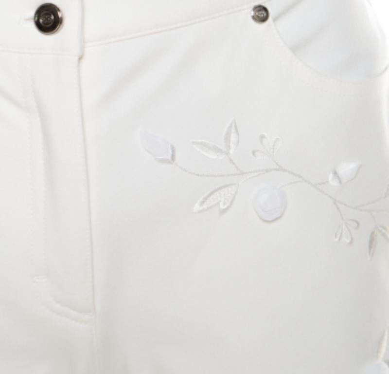 Escada Jeans svasati in cotone denim bianco con paillettes e rosette applicate M. I. in vendita 1