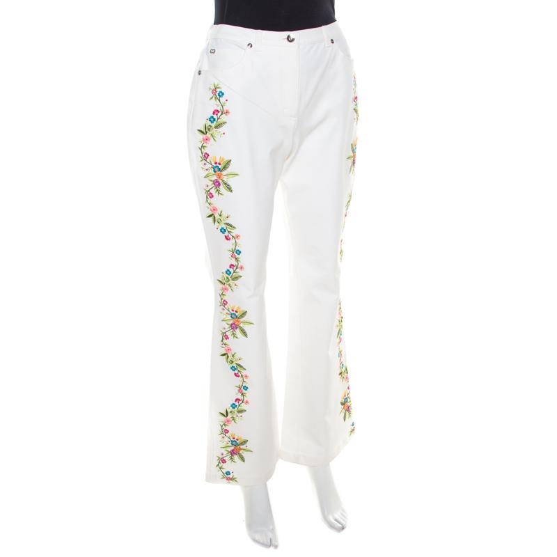 Gris Pantalon évasé Escada en denim extensible et coton blanc avec détails brodés de fleurs, taille M en vente