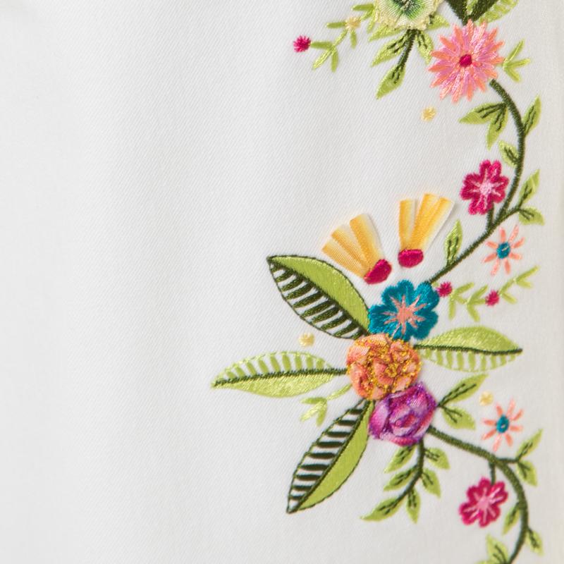 Pantalon évasé Escada en denim extensible et coton blanc avec détails brodés de fleurs, taille M Excellent état - En vente à Dubai, Al Qouz 2