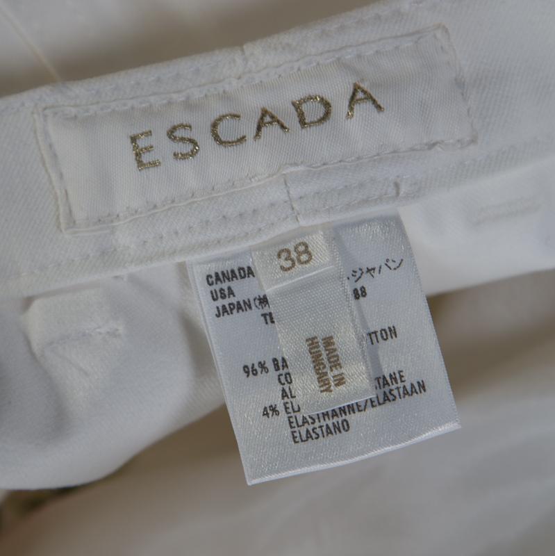 Pantalon évasé Escada en denim extensible et coton blanc avec détails brodés de fleurs, taille M Pour femmes en vente