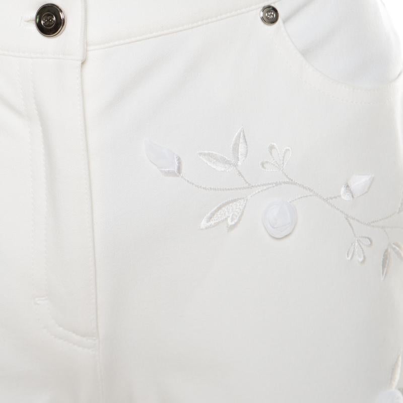 Gray Escada White Cotton Twill Denim Sequined Rosette Applique Flared Jeans M For Sale
