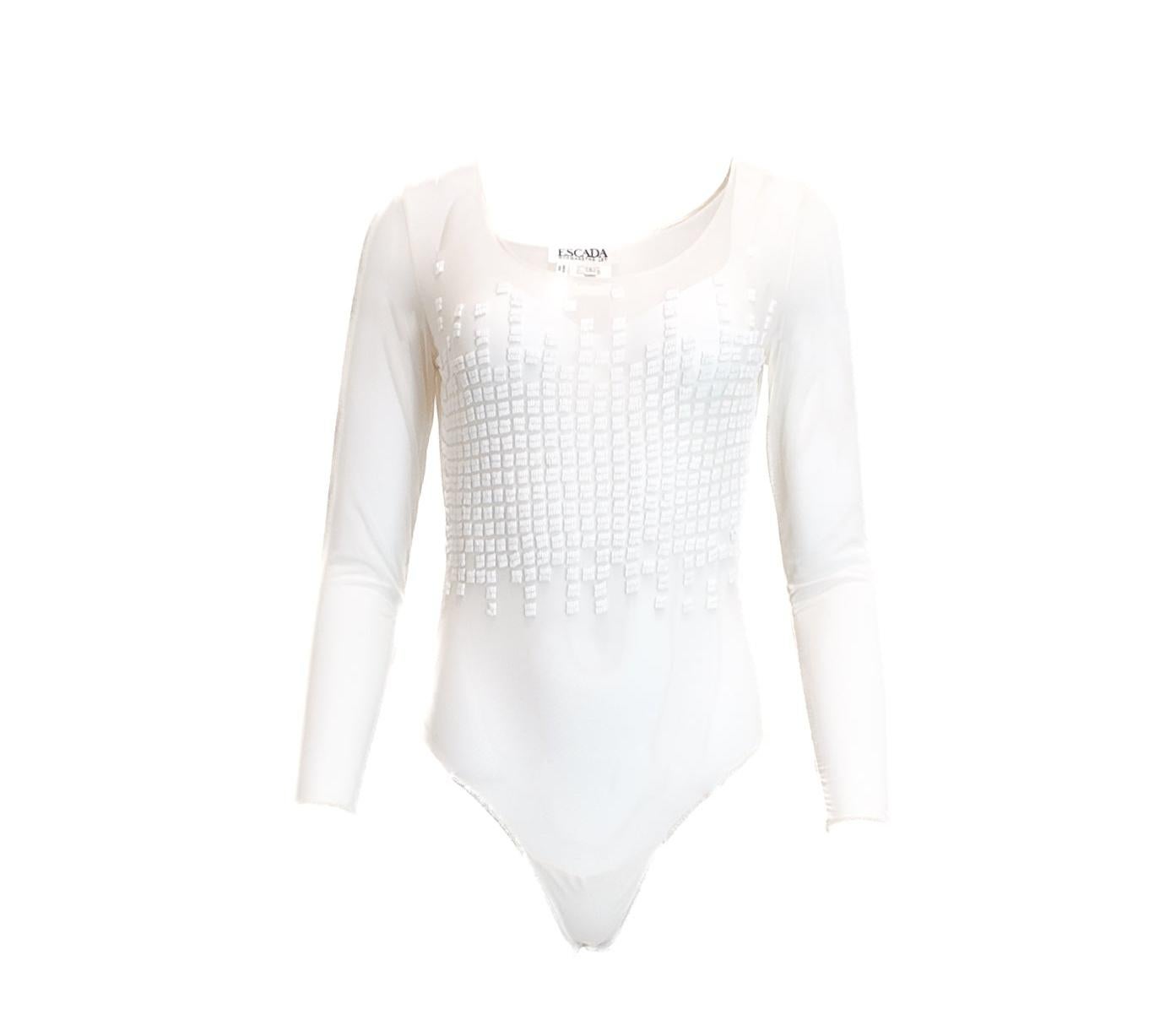 El body Escada blanco de malla transparente con cuentas es una prenda elegante y versátil, ideal para cualquier evento nupcial. Su delicado tejido de malla transparente y su intrincado trabajo de abalorios le confieren un aspecto sofisticado